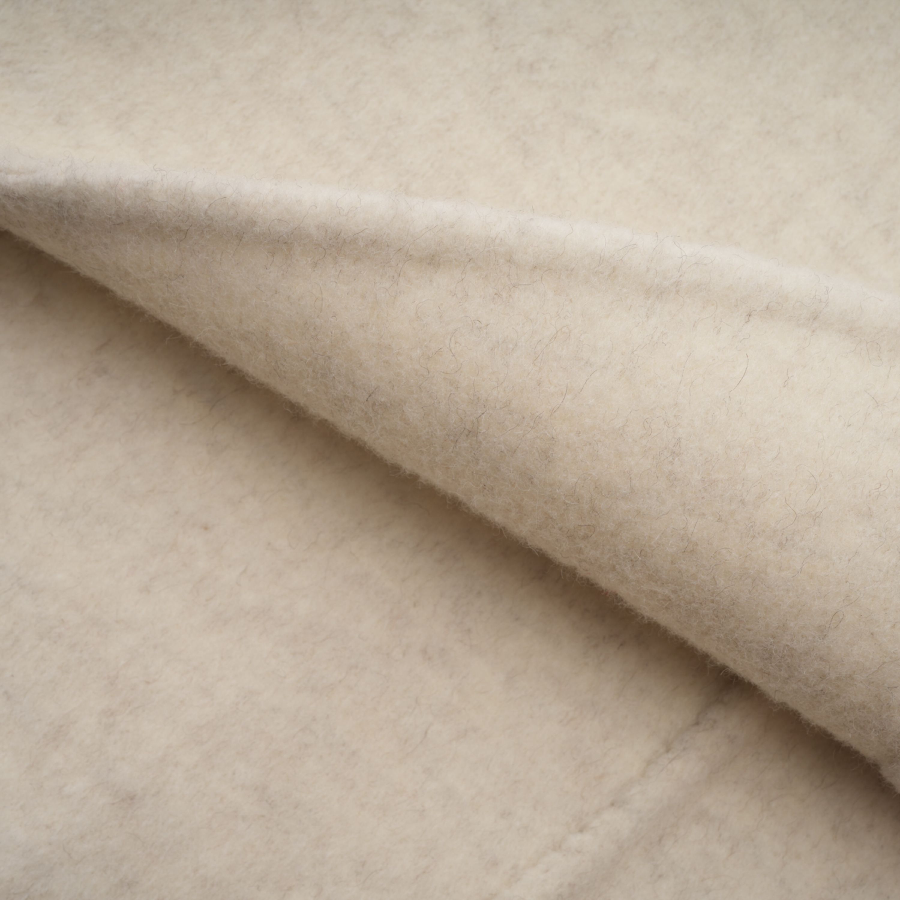 معطف سيليسيا أبيض بحزام وحواف من الفرو