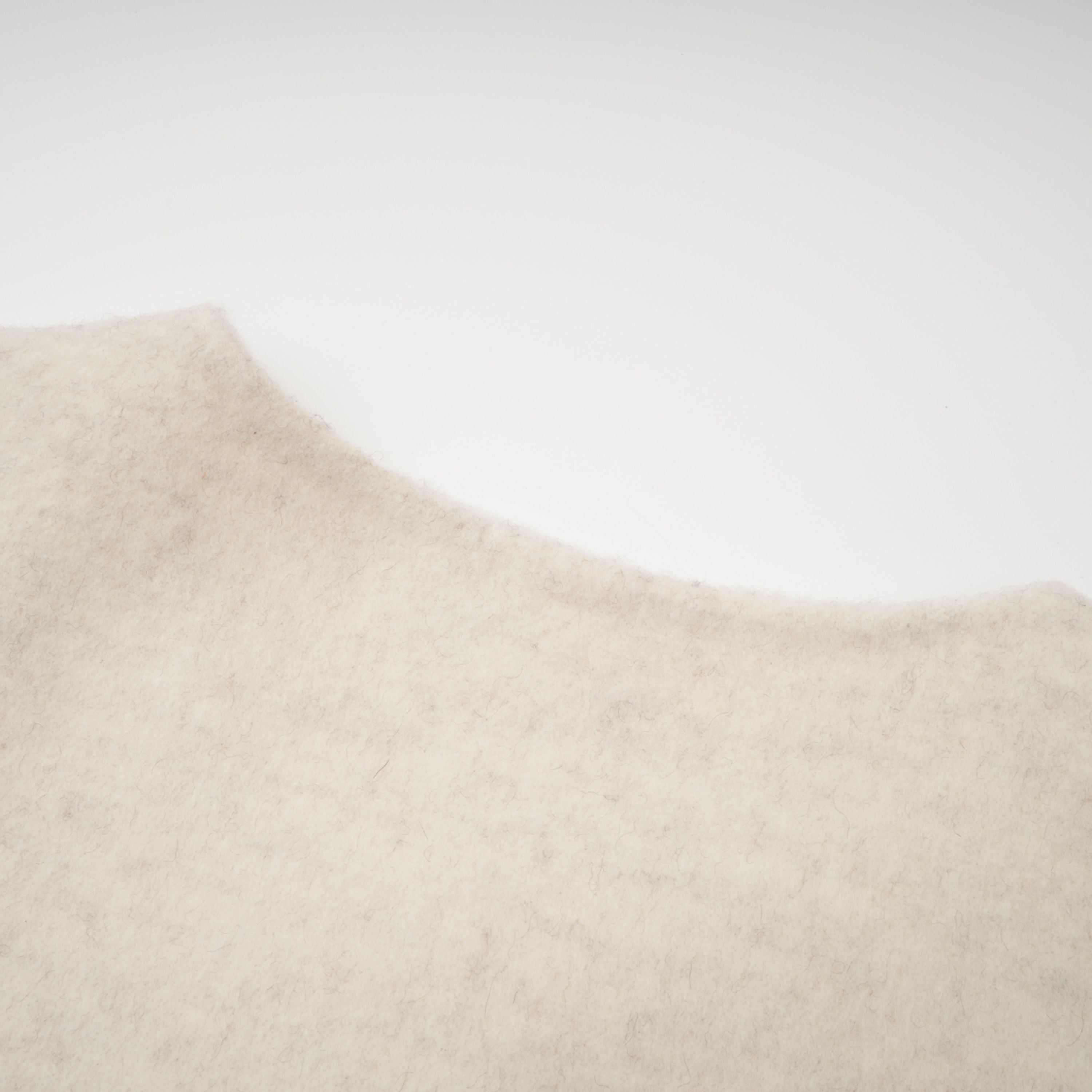 معطف سيليسيا أبيض بحزام وحواف من الفرو