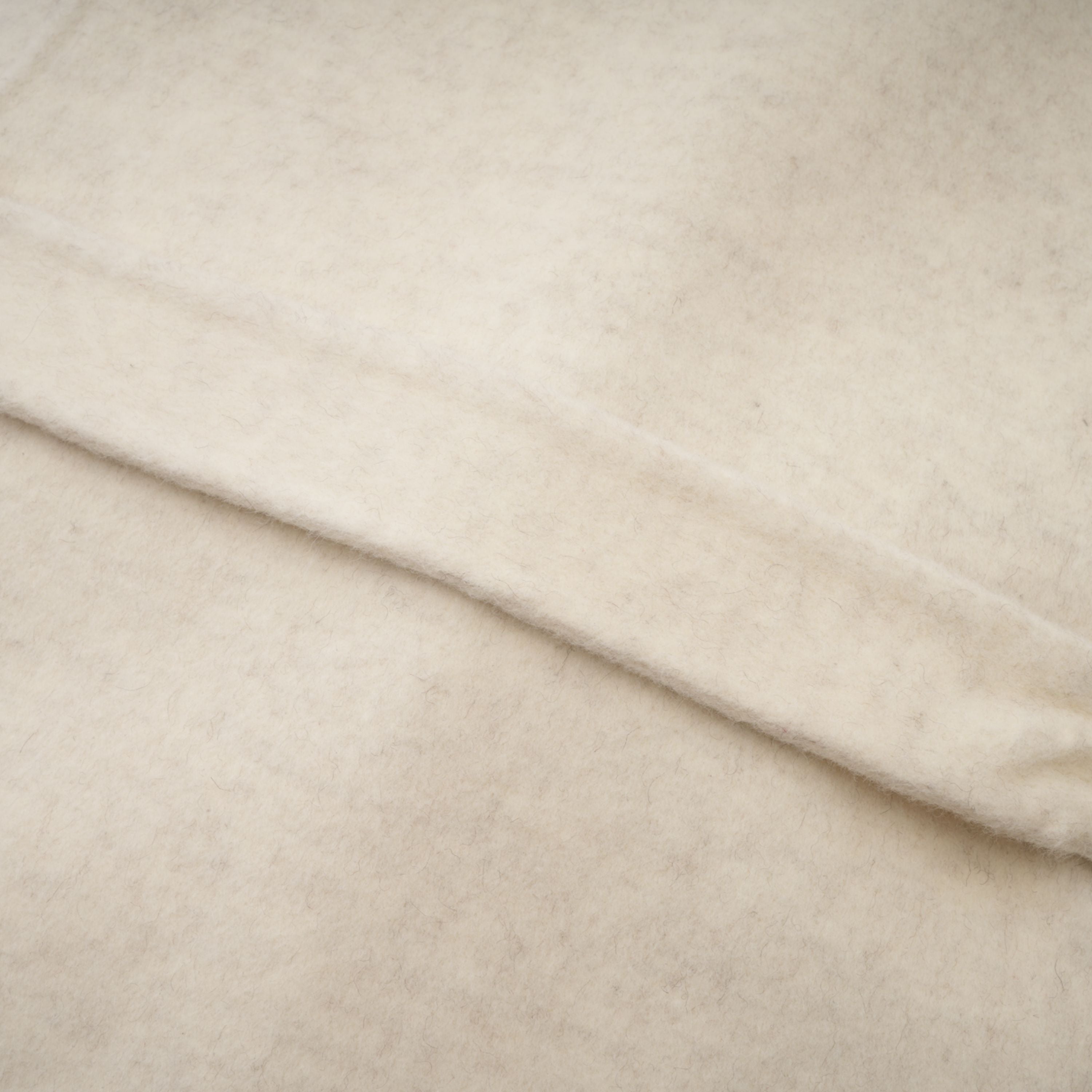 معطف سيليسيا أبيض بحزام وحواف من الفرو