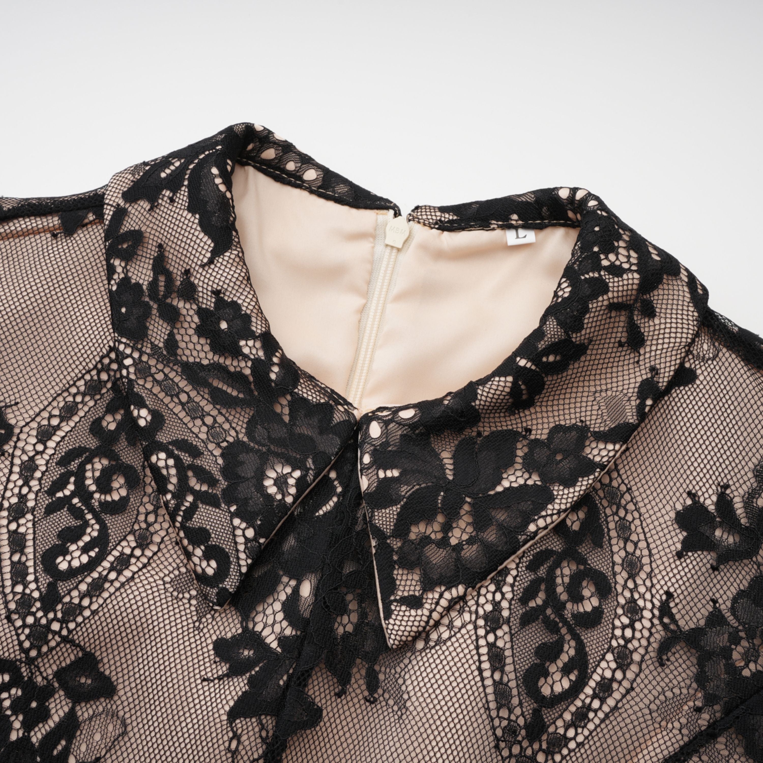 فستان قصير من الدانتيل الأسود المزين بالزهور