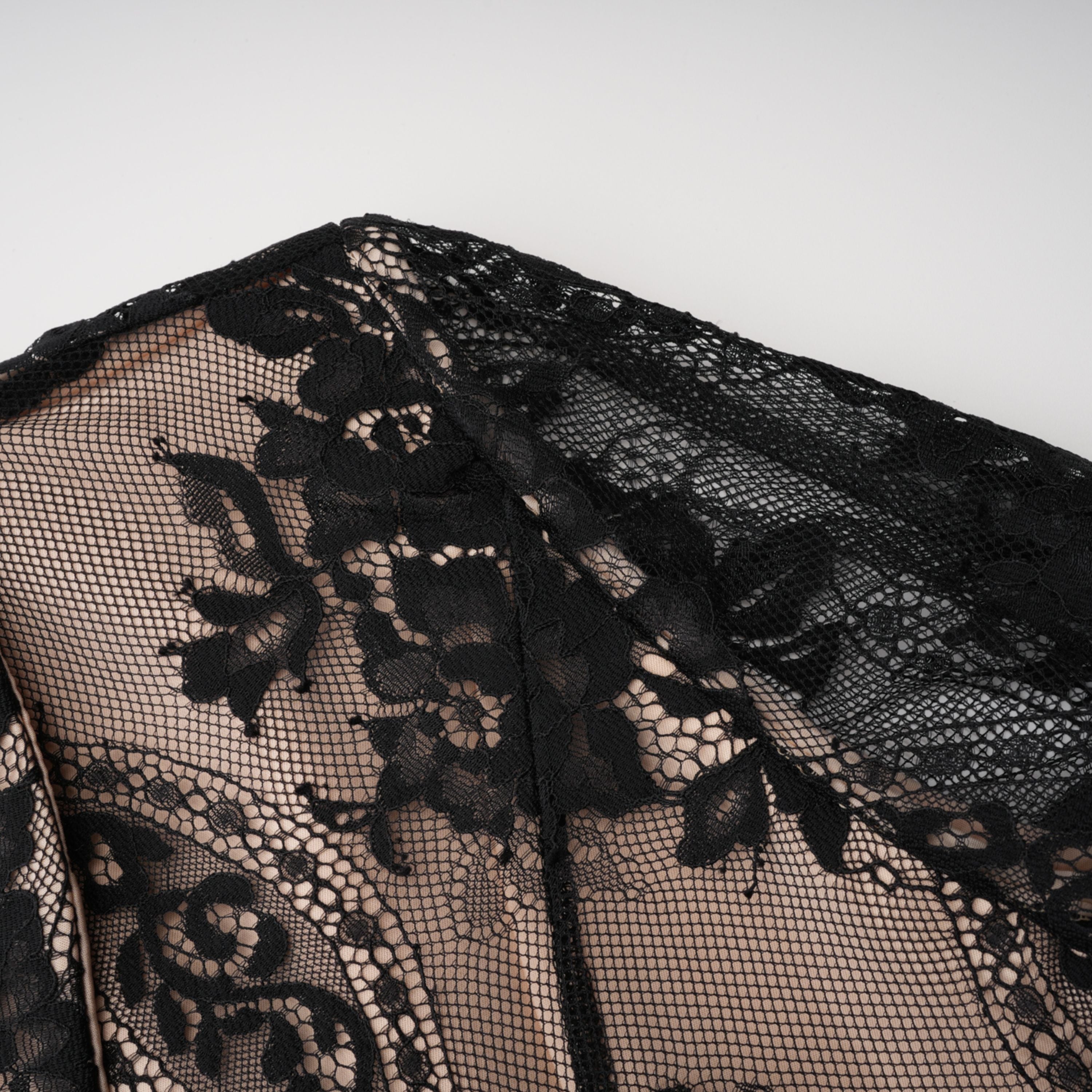 فستان قصير من الدانتيل الأسود المزين بالزهور