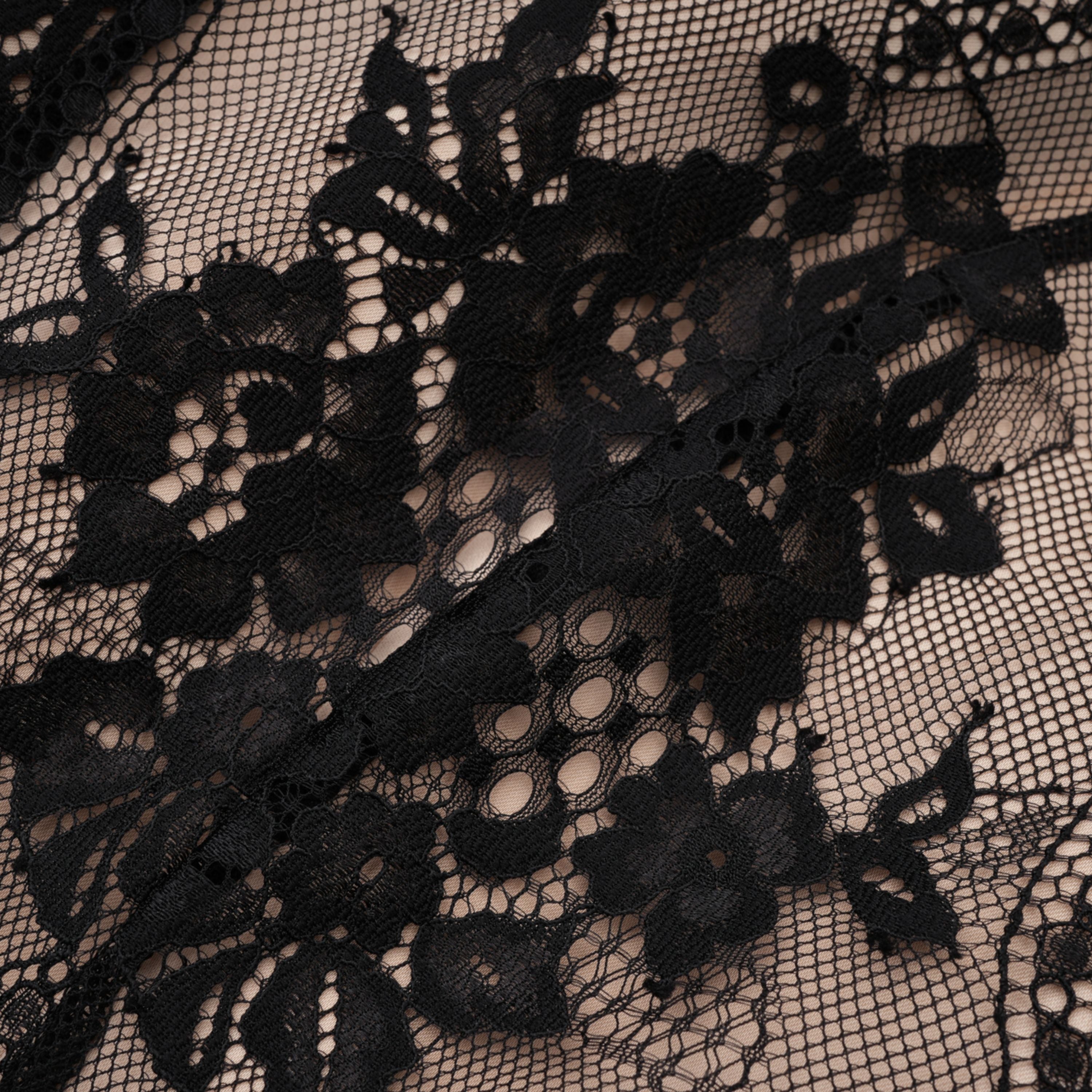 فستان قصير من الدانتيل الأسود المزين بالزهور