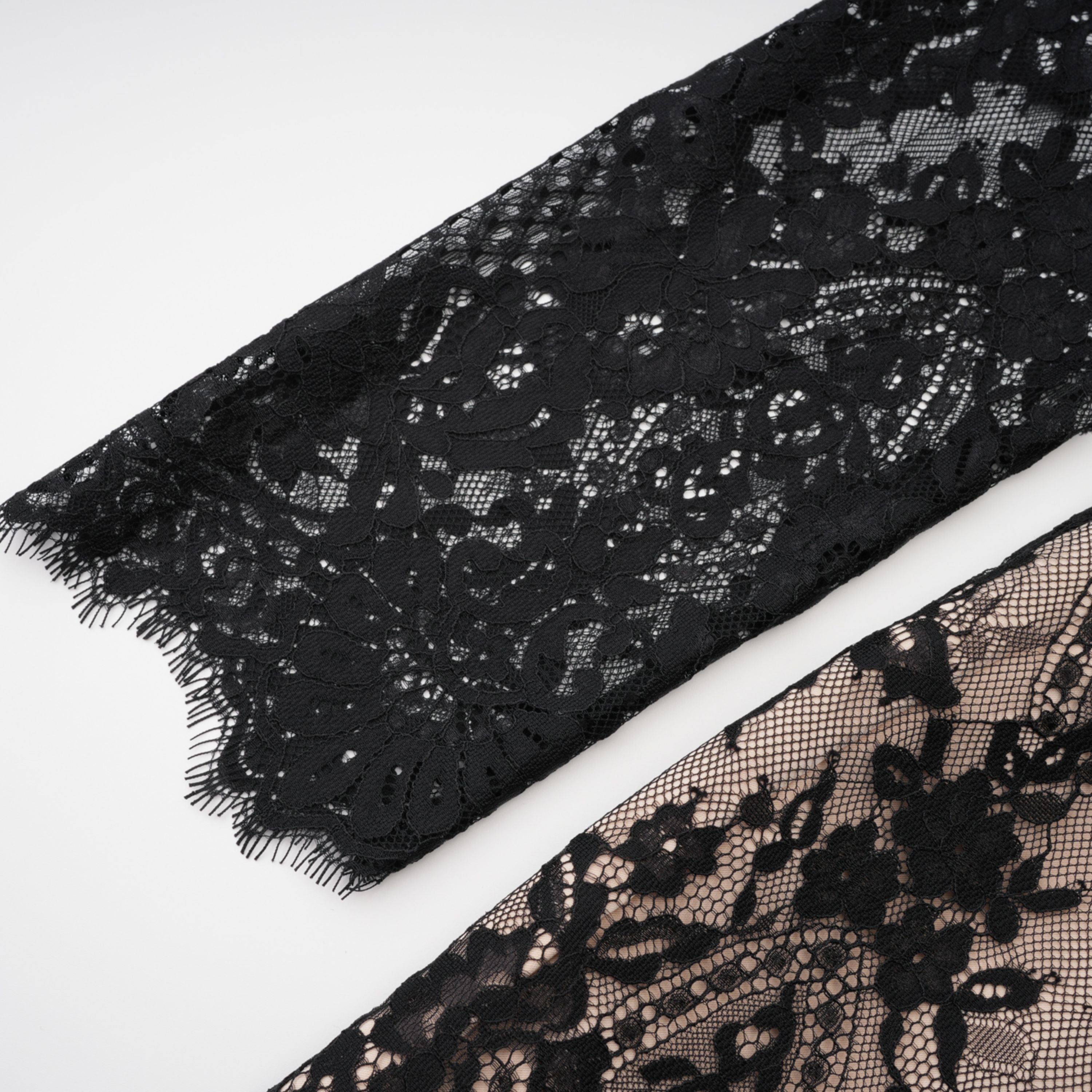 فستان قصير من الدانتيل الأسود المزين بالزهور