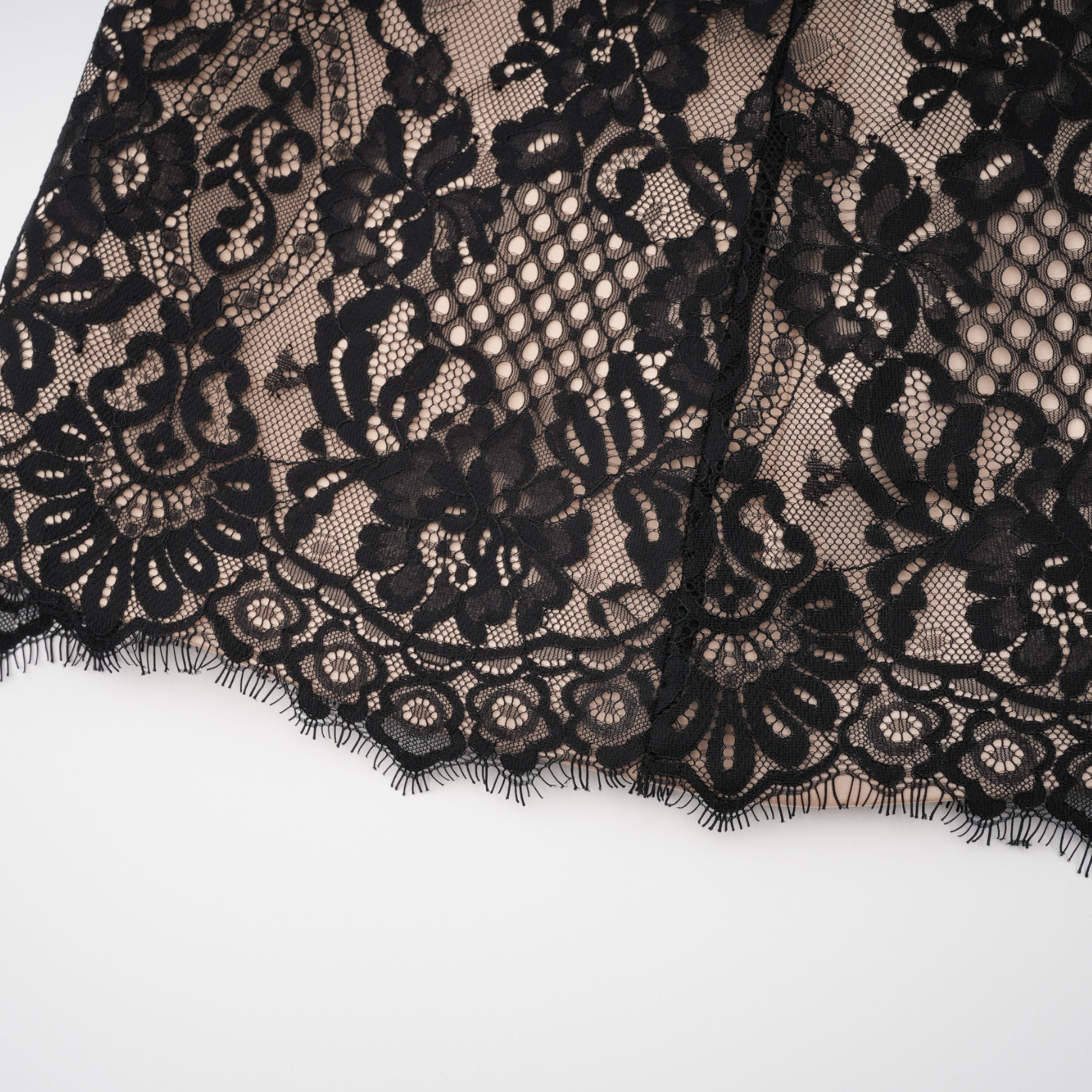 فستان قصير من الدانتيل الأسود المزين بالزهور