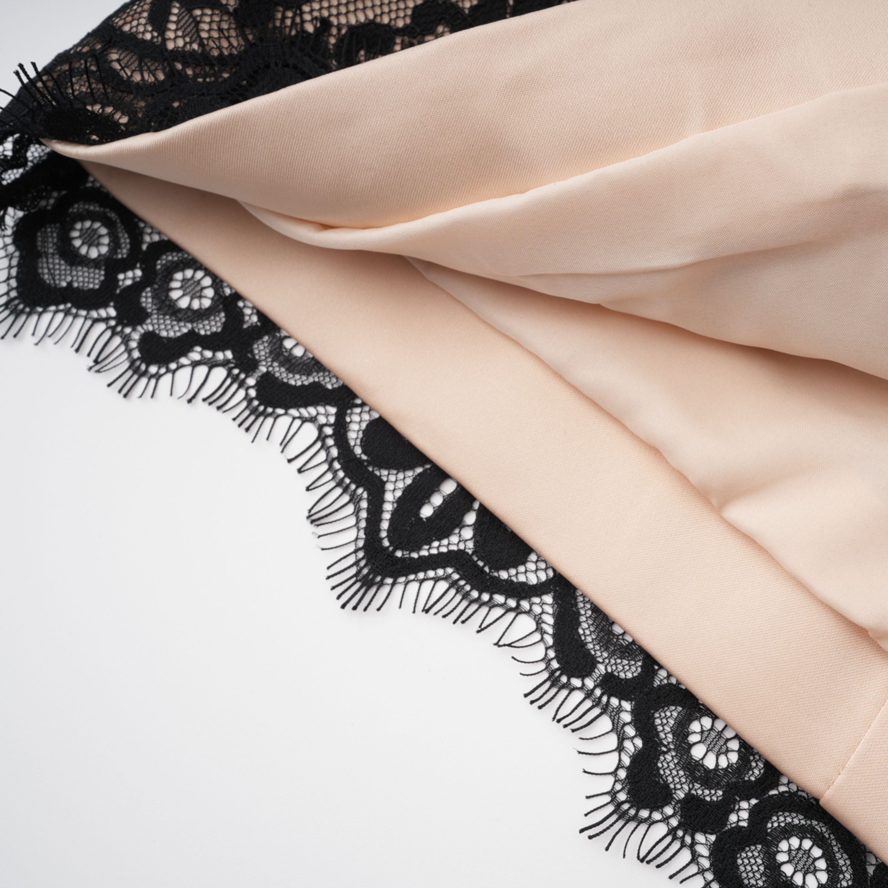 فستان قصير من الدانتيل الأسود المزين بالزهور