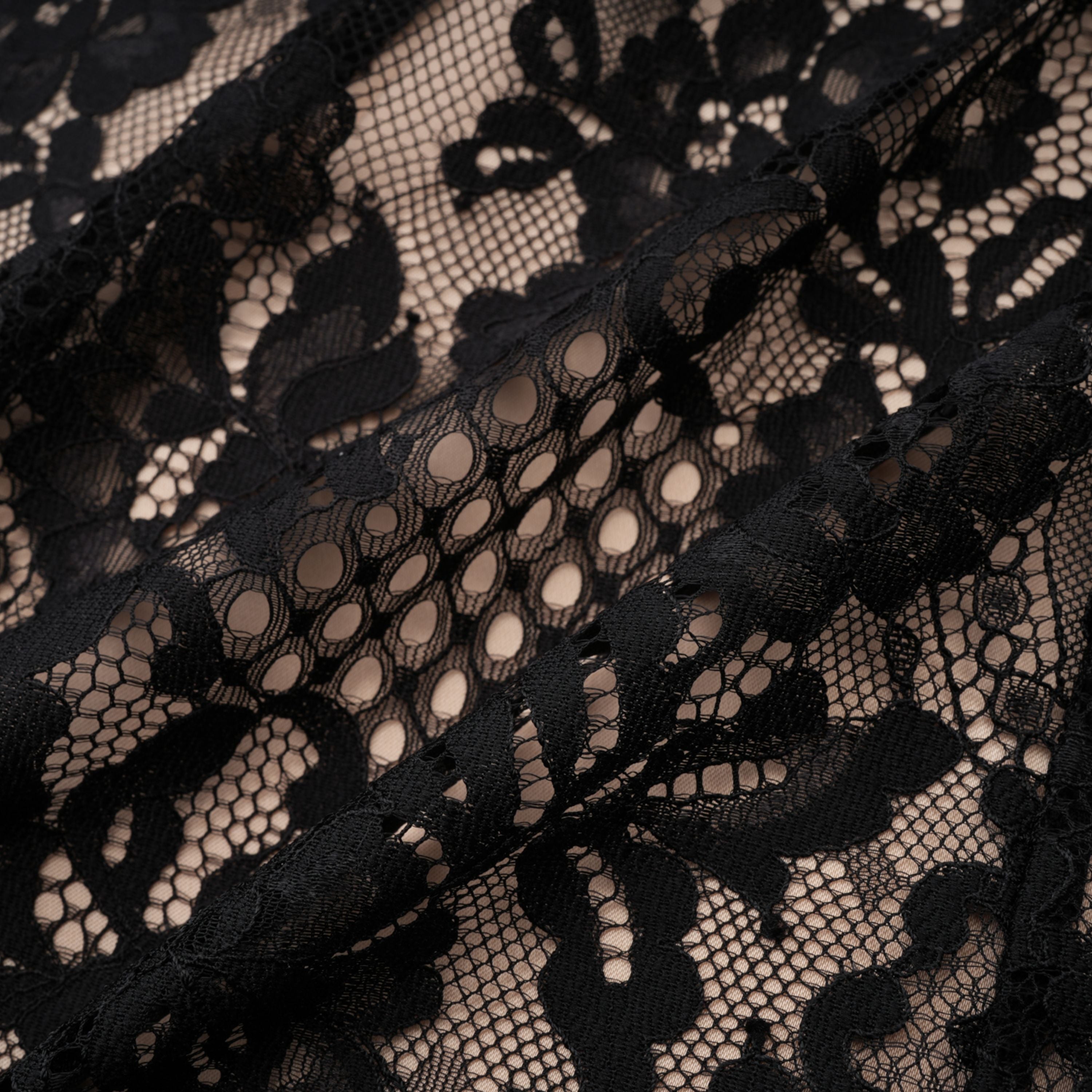 فستان قصير من الدانتيل الأسود المزين بالزهور