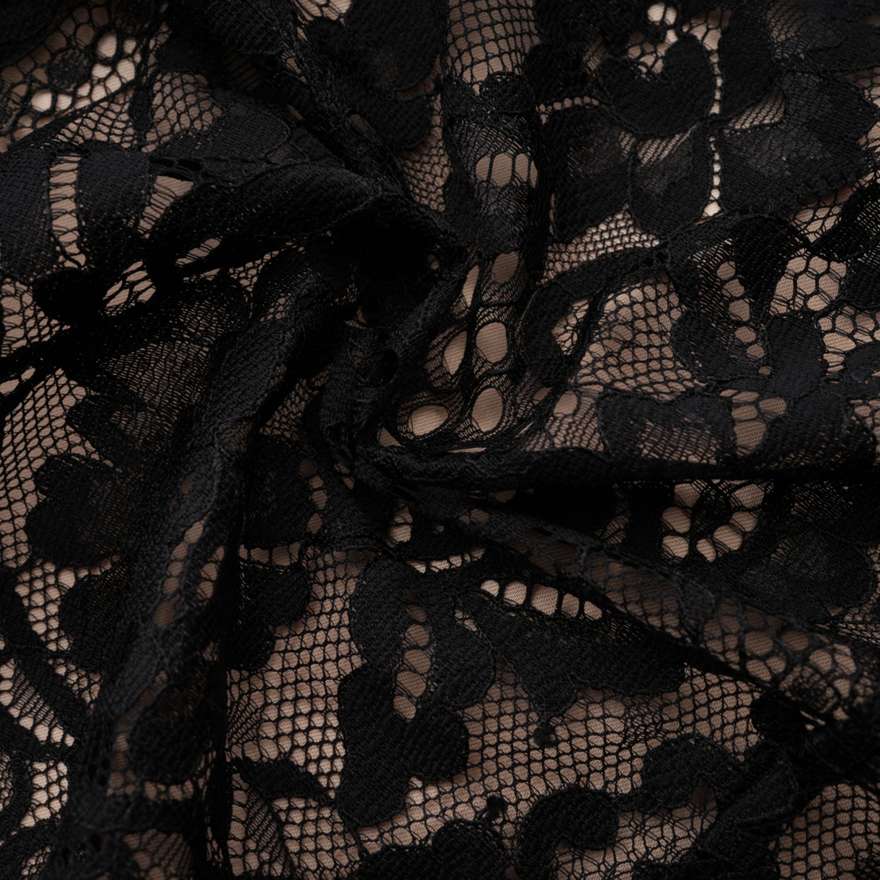 فستان قصير من الدانتيل الأسود المزين بالزهور