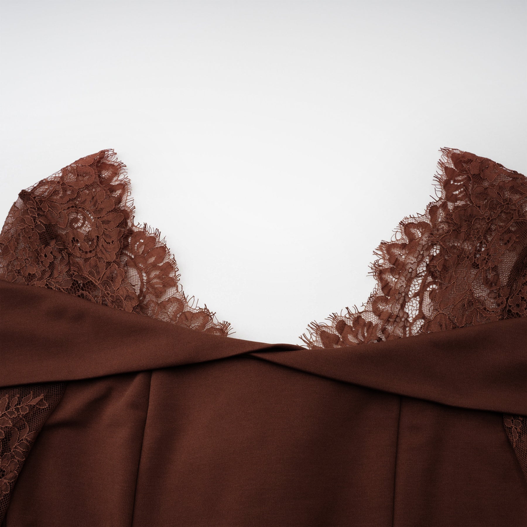 فستان طويل واسع بياقة من الدانتيل من جورجيانا براون