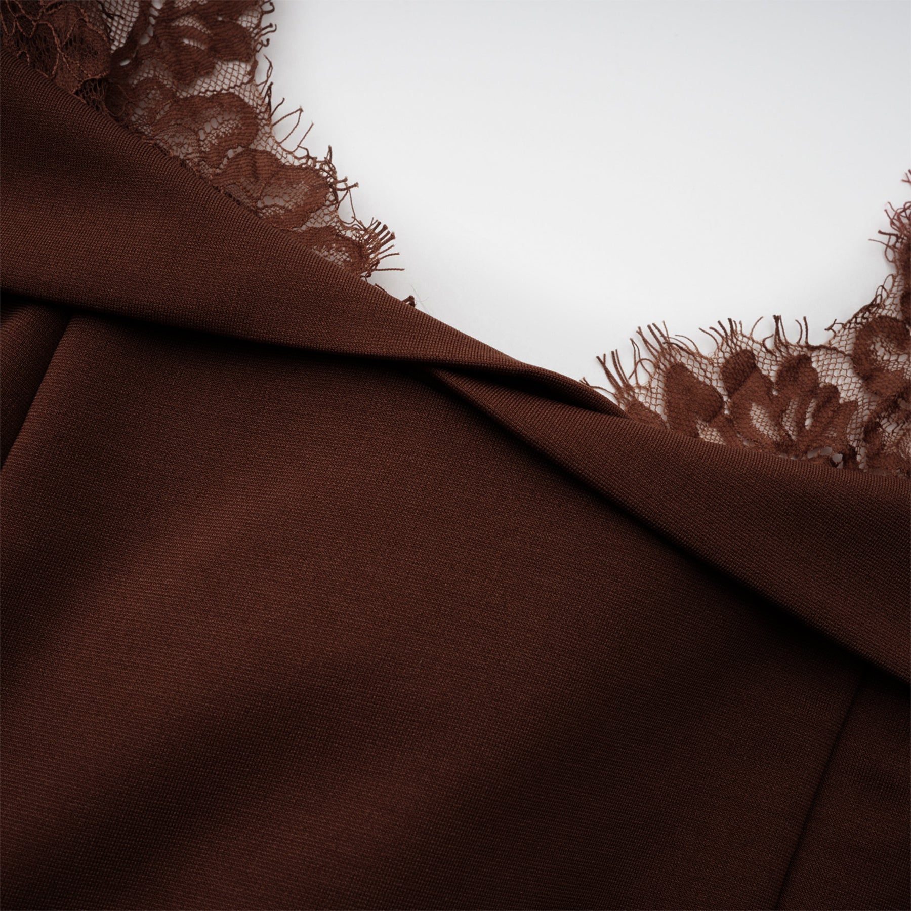 فستان طويل واسع بياقة من الدانتيل من جورجيانا براون