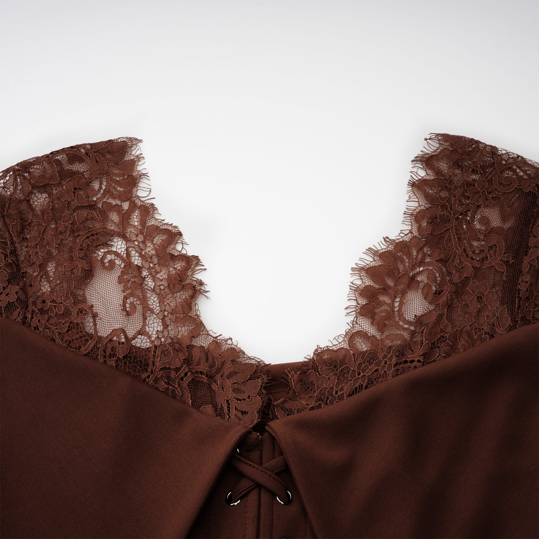 فستان طويل واسع بياقة من الدانتيل من جورجيانا براون