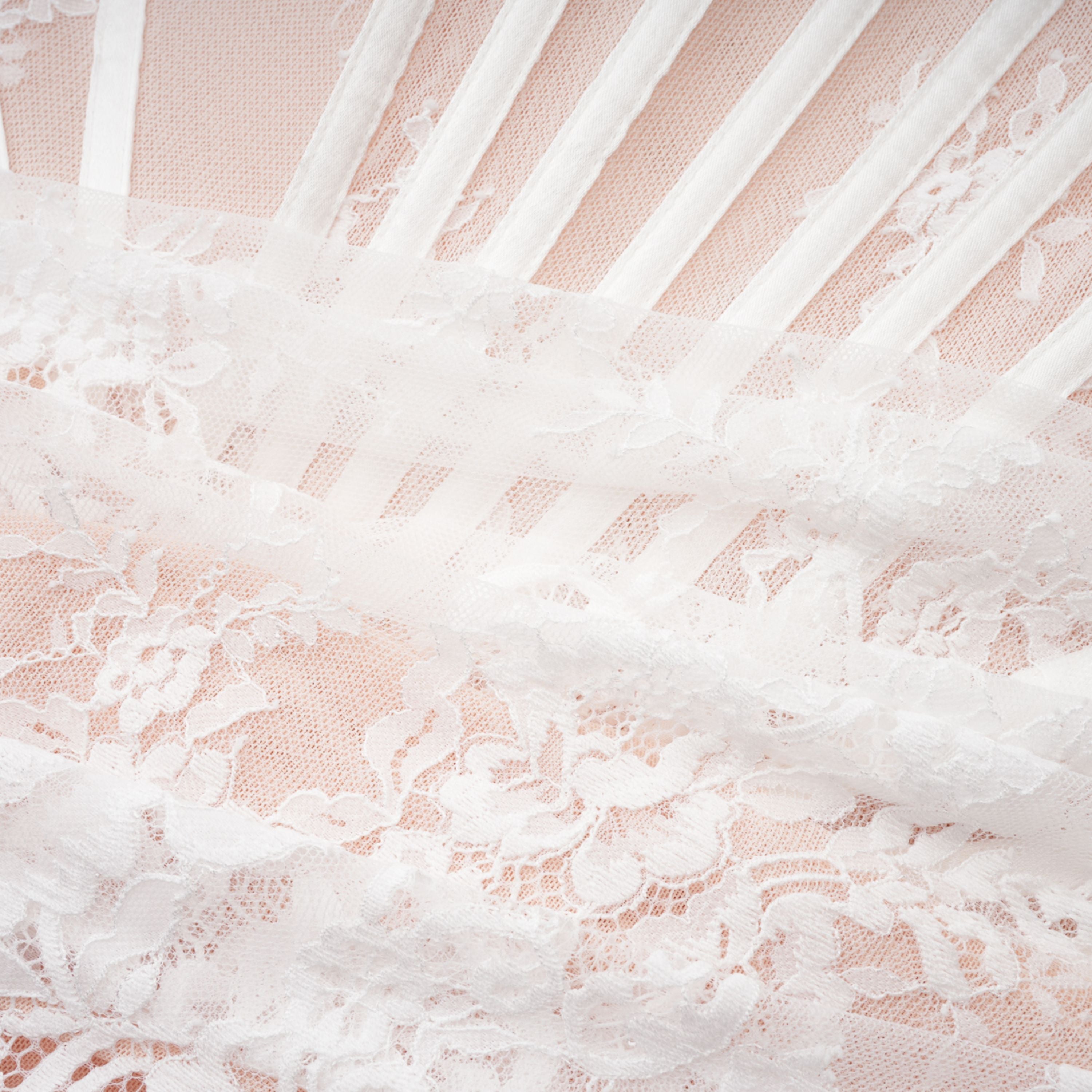 مجموعة فستان وتنورة من الدانتيل الأبيض المزين بالزهور من Margherita