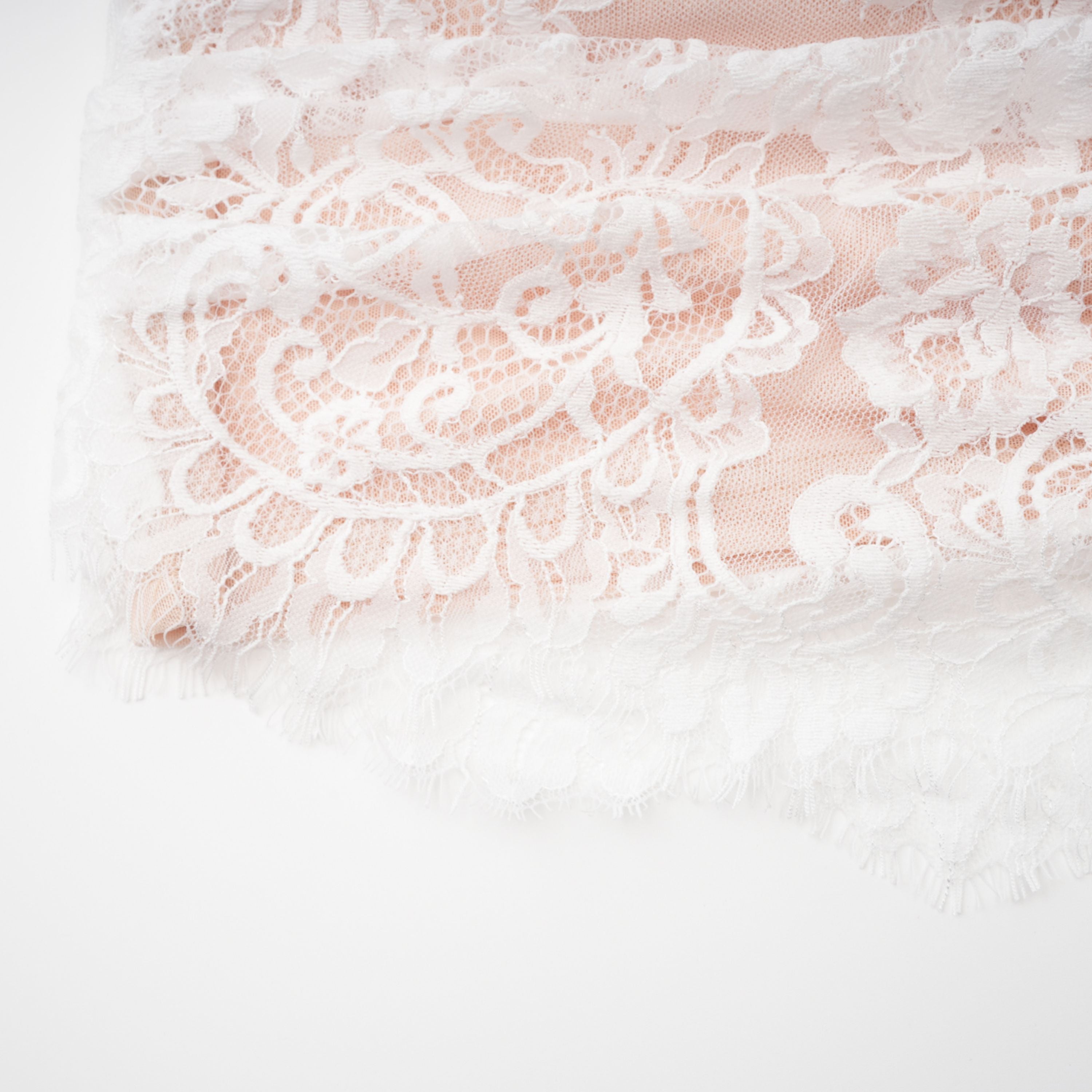 مجموعة فستان وتنورة من الدانتيل الأبيض المزين بالزهور من Margherita