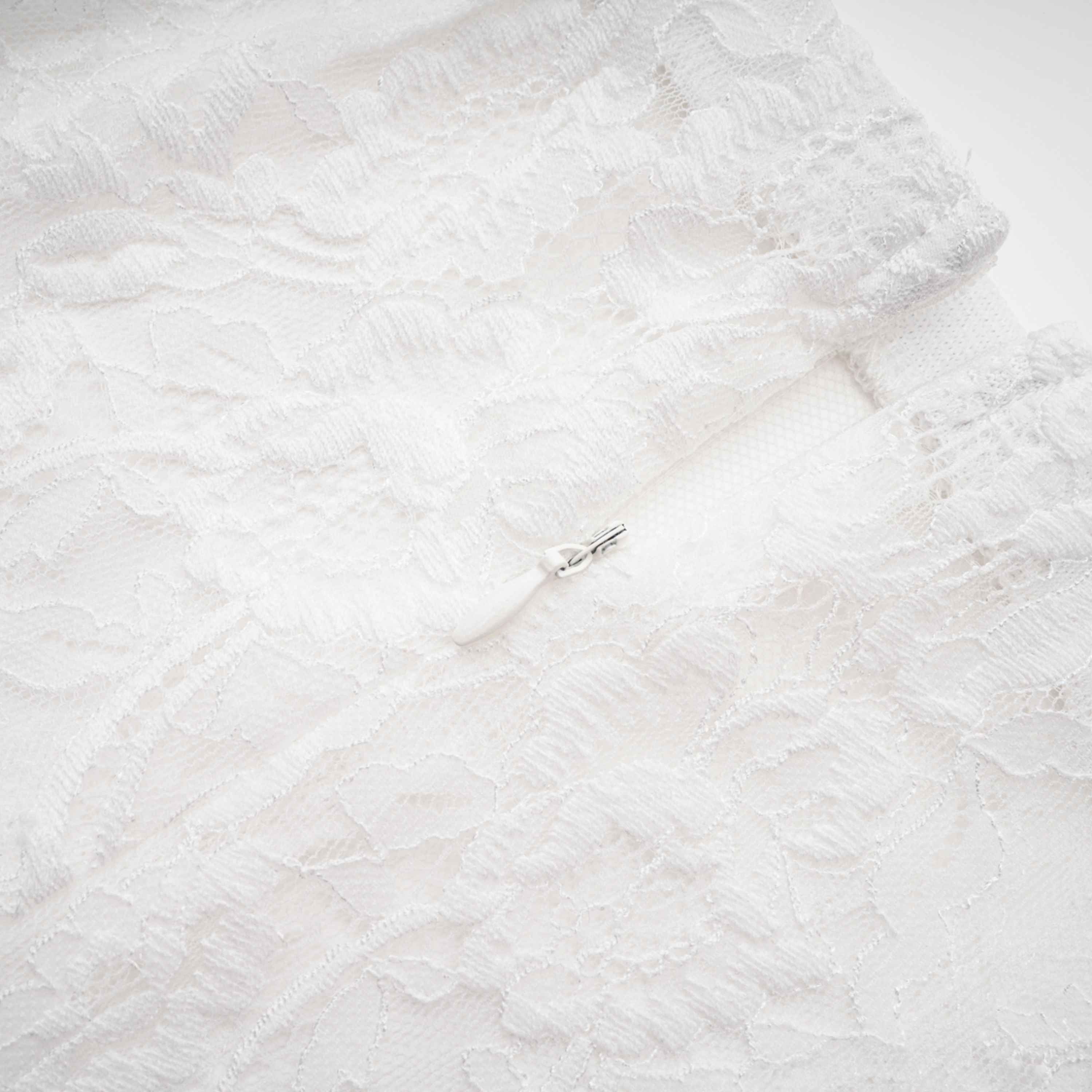 مجموعة فستان وتنورة من الدانتيل الأبيض المزين بالزهور من Margherita