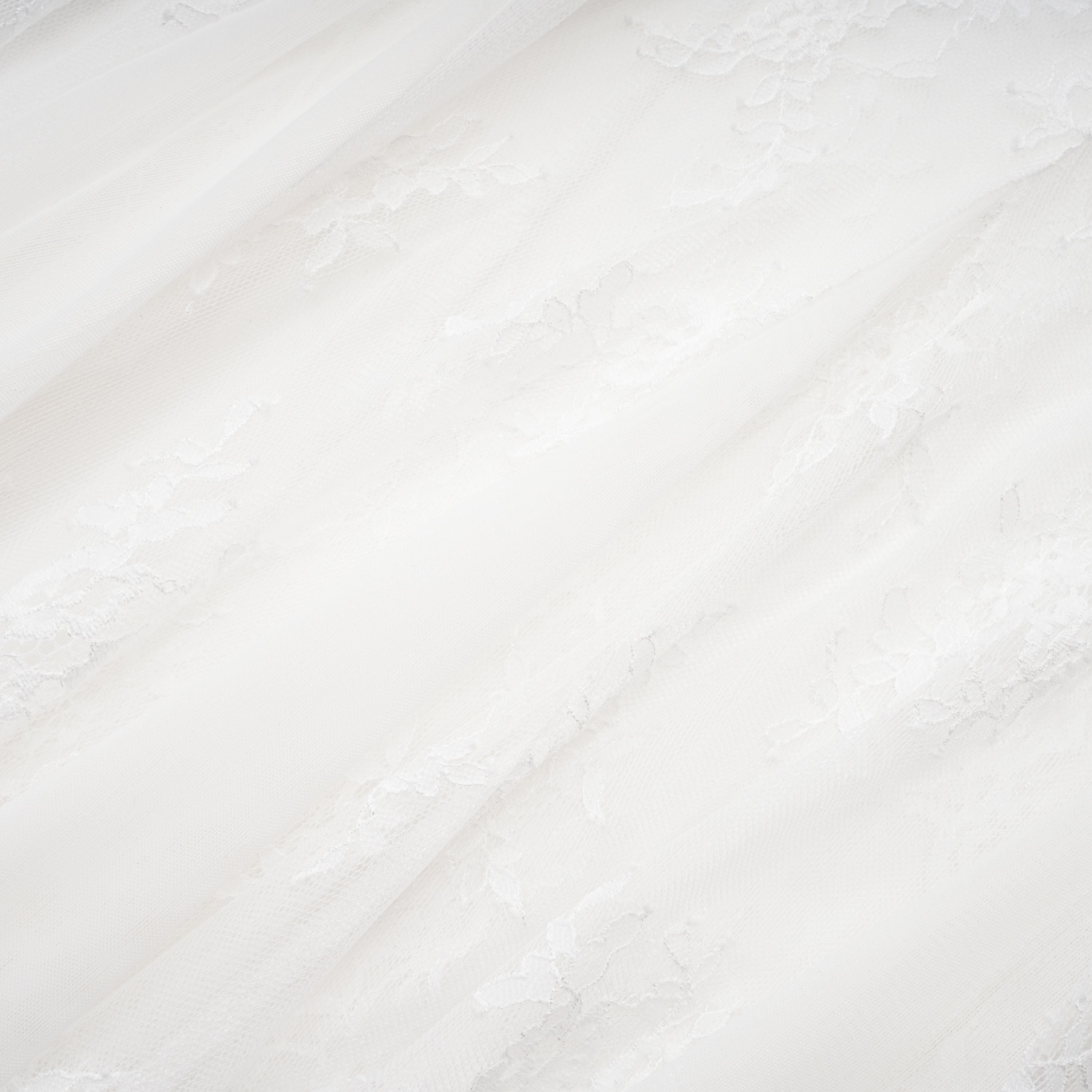 مجموعة فستان وتنورة من الدانتيل الأبيض المزين بالزهور من Margherita