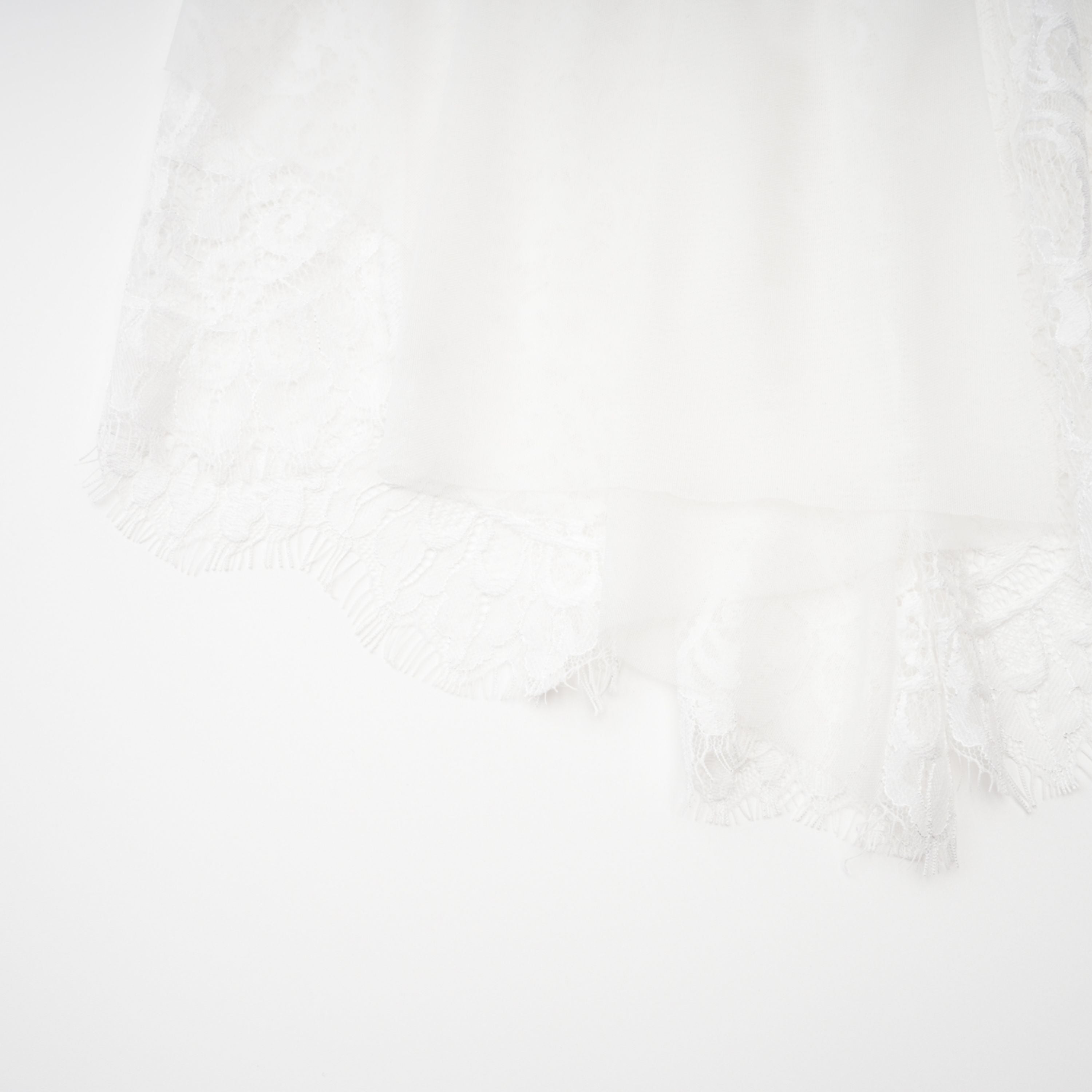 مجموعة فستان وتنورة من الدانتيل الأبيض المزين بالزهور من Margherita