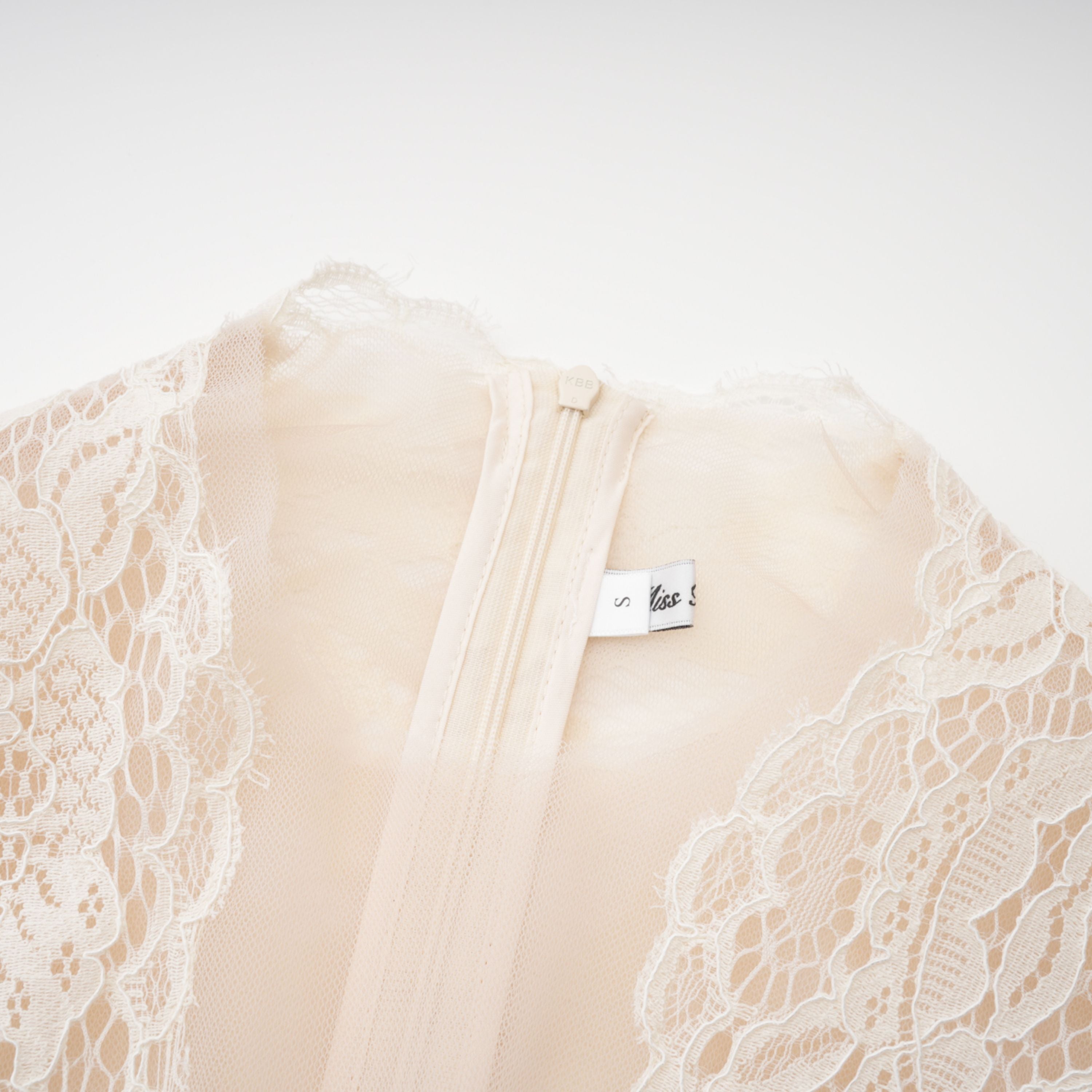 فستان طويل من الدانتيل باللون العاجي من Oliana