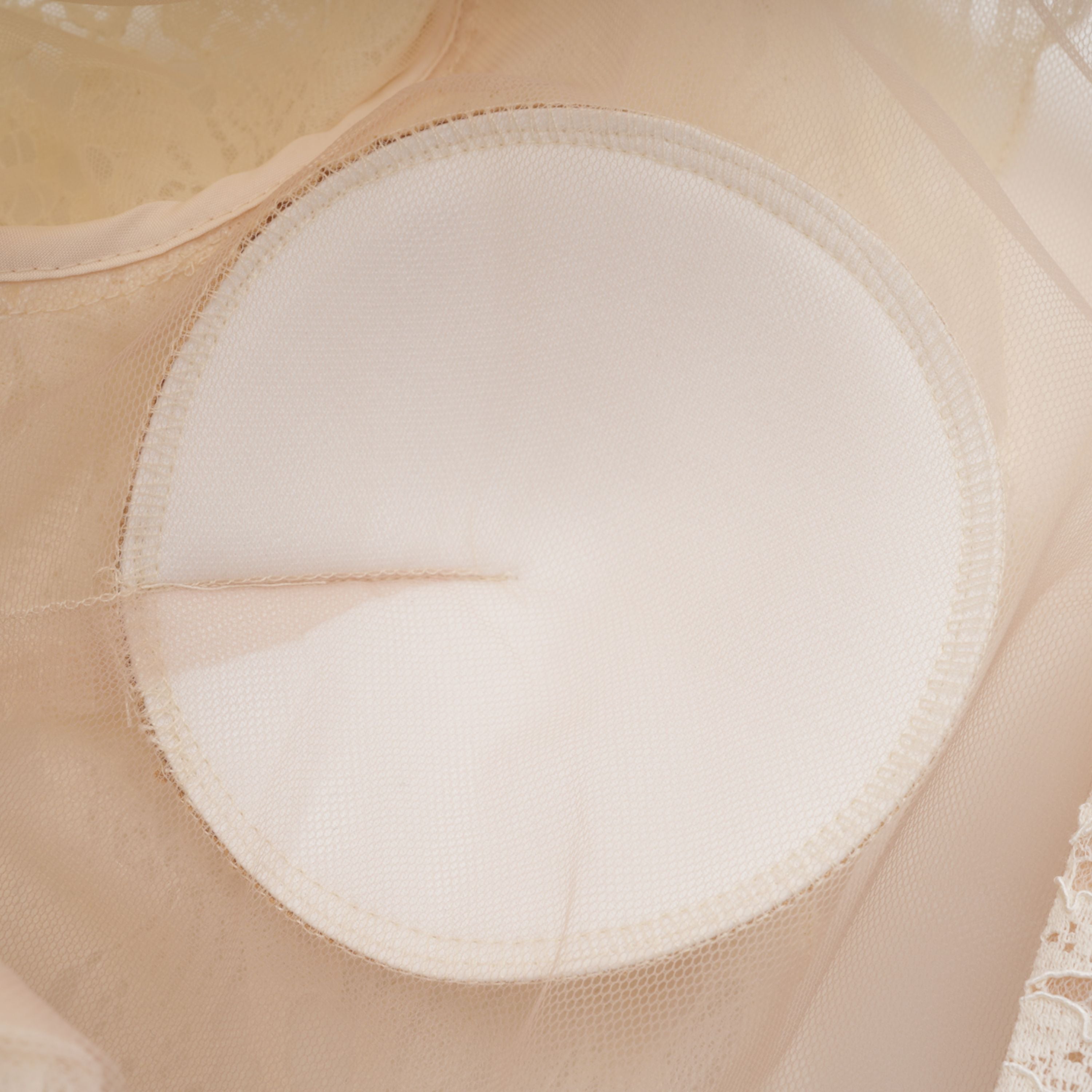 فستان طويل من الدانتيل باللون العاجي من Oliana