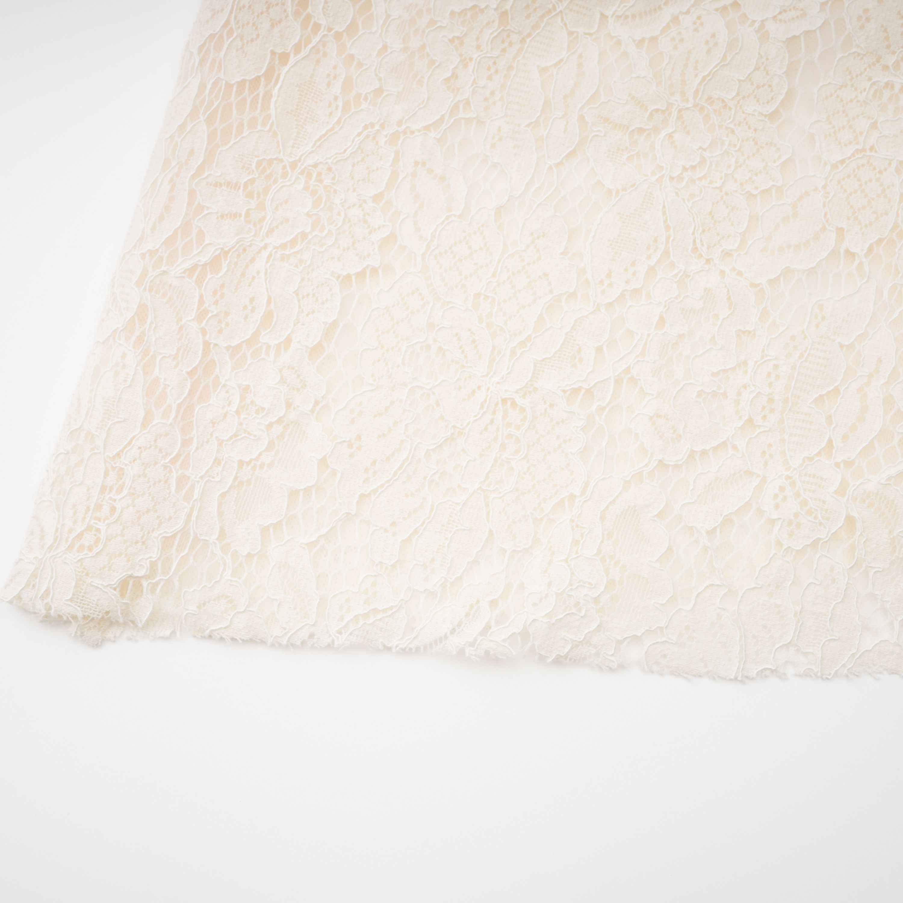 فستان طويل من الدانتيل باللون العاجي من Oliana