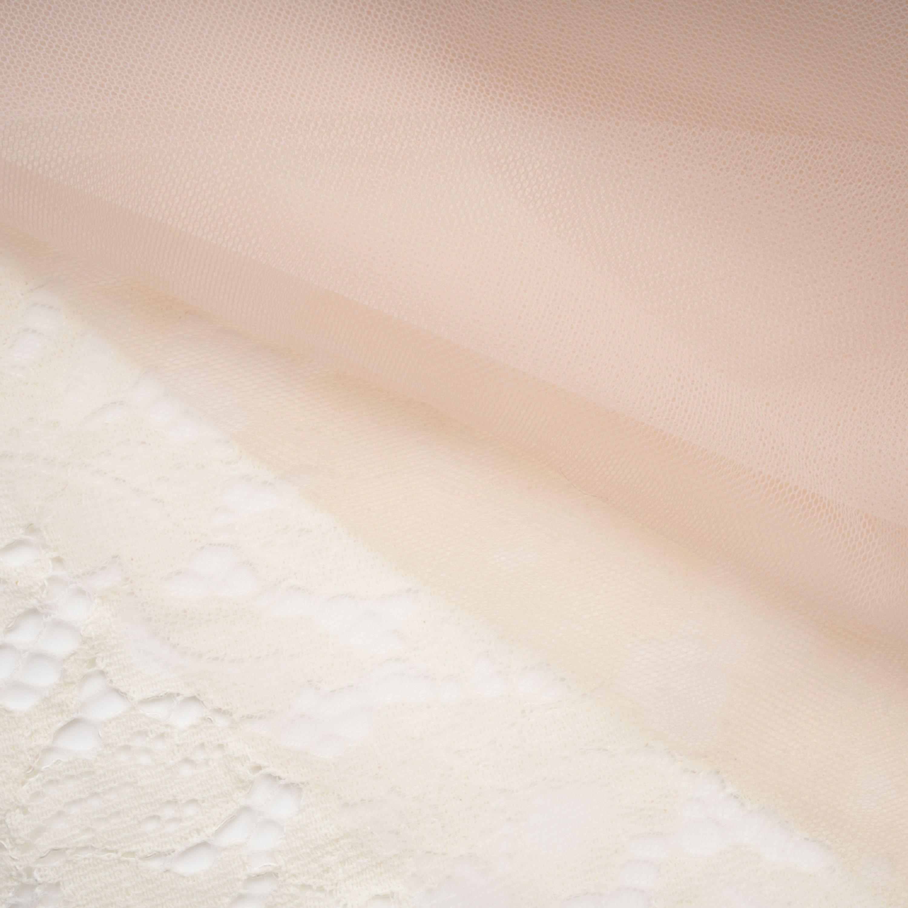 فستان طويل من الدانتيل باللون العاجي من Oliana