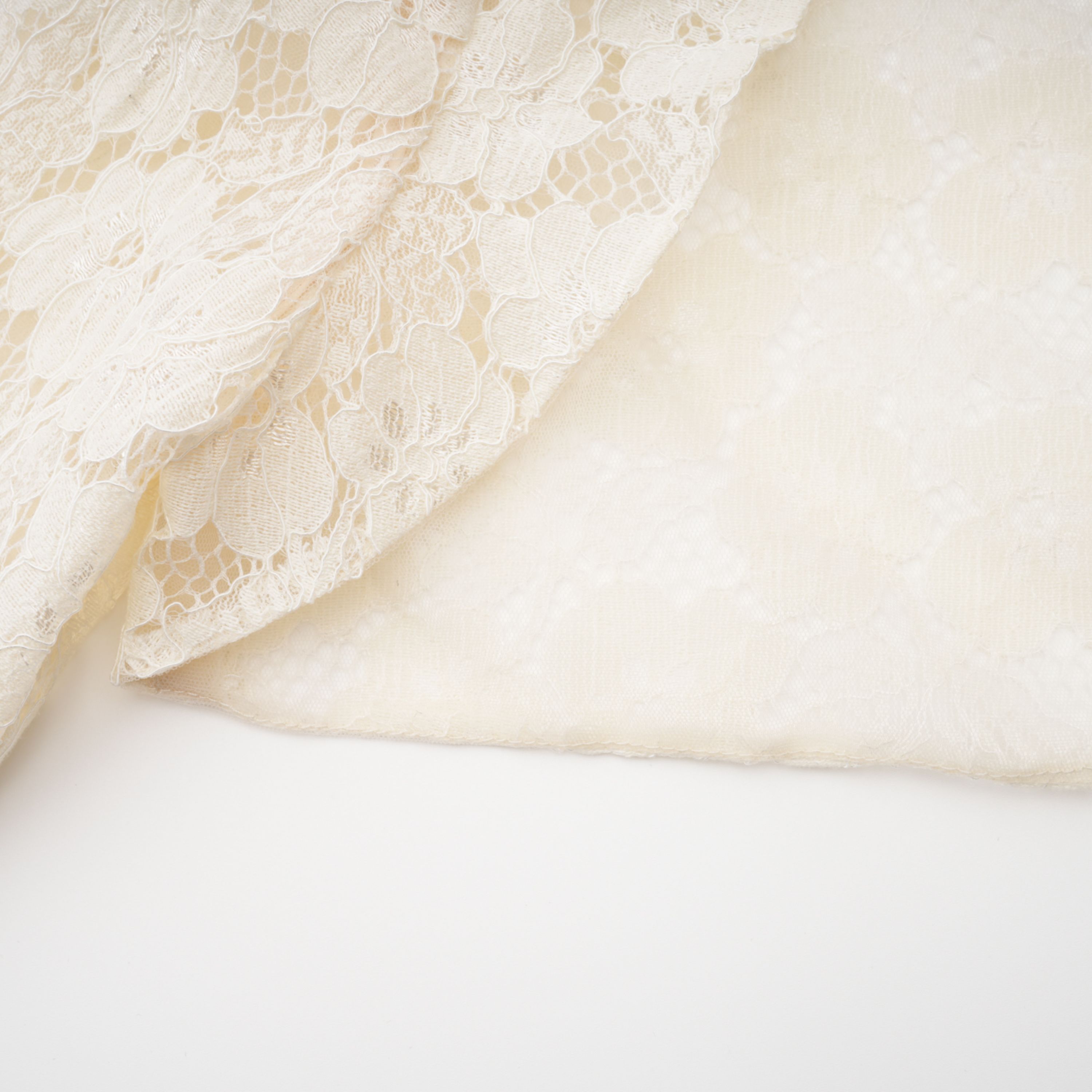 فستان ماكسي كورسيه من الدانتيل الأبيض من Celina