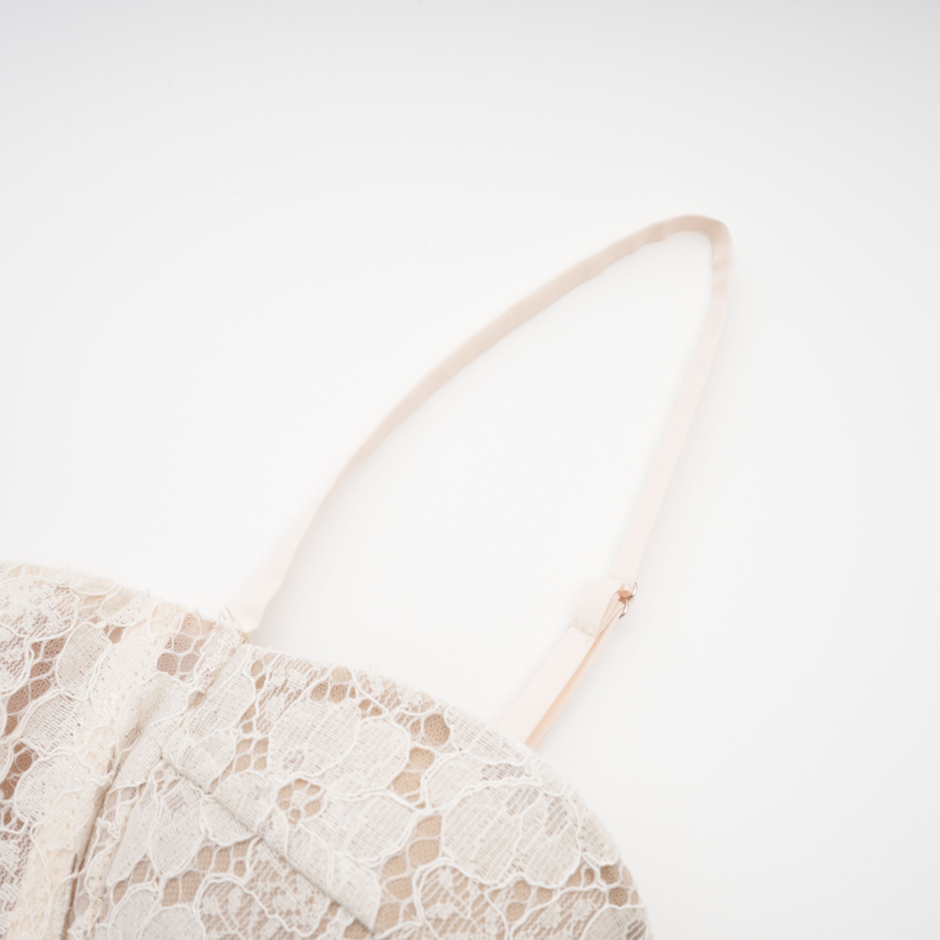 فستان ماكسي كورسيه من الدانتيل الأبيض من Celina