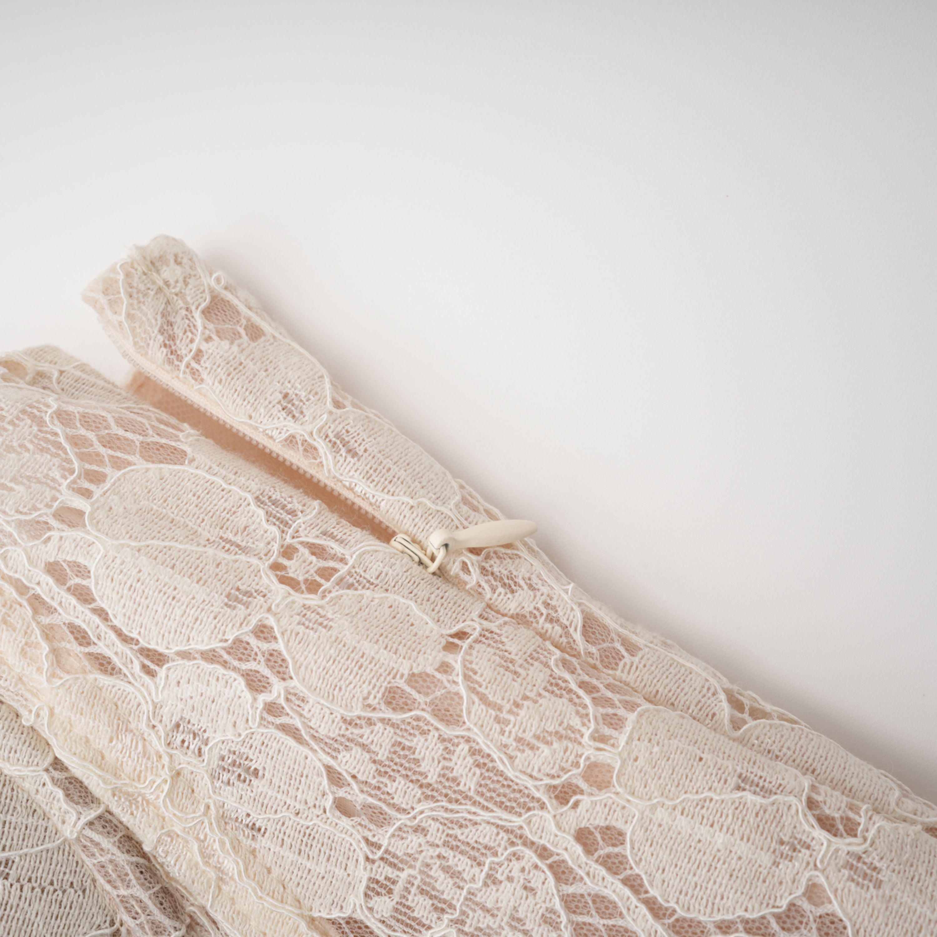 فستان ماكسي كورسيه من الدانتيل الأبيض من Celina