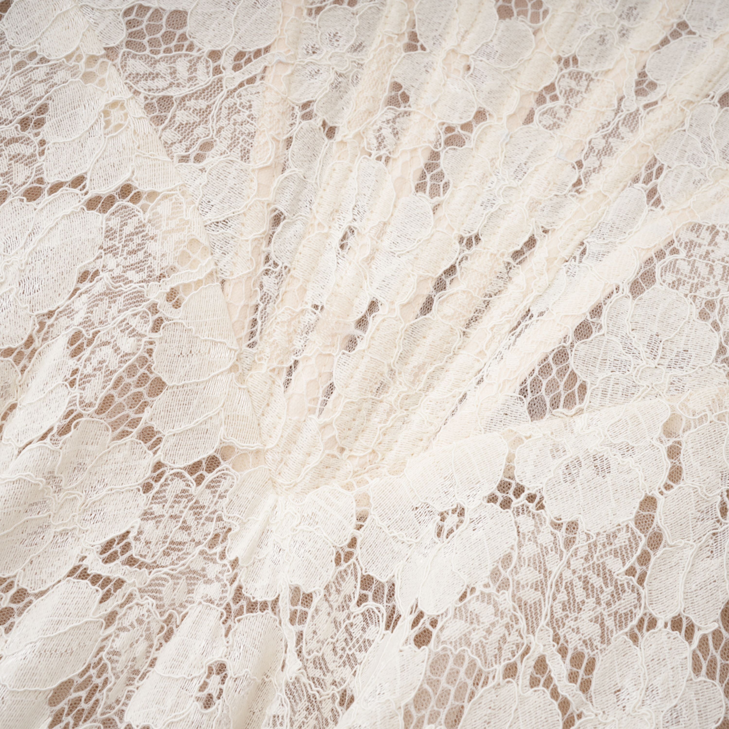 فستان ماكسي كورسيه من الدانتيل الأبيض من Celina