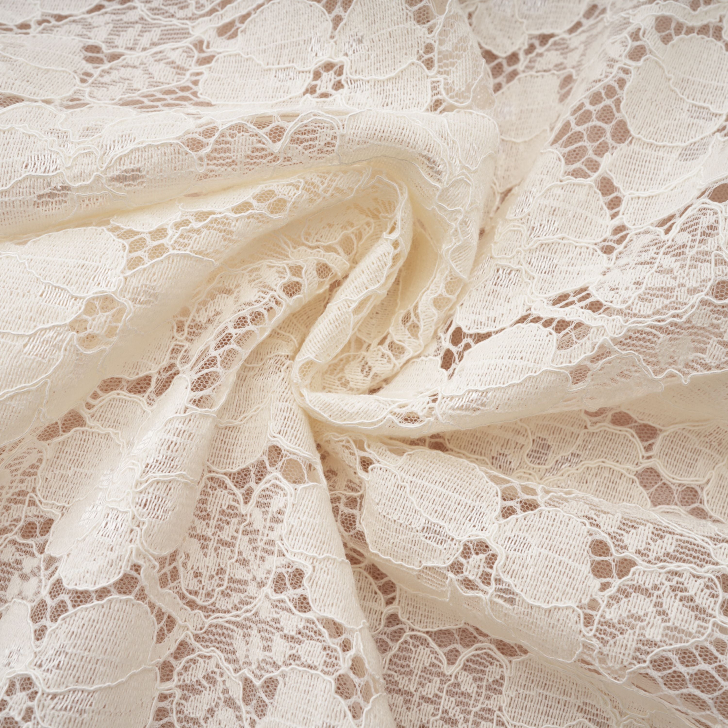 فستان ماكسي كورسيه من الدانتيل الأبيض من Celina