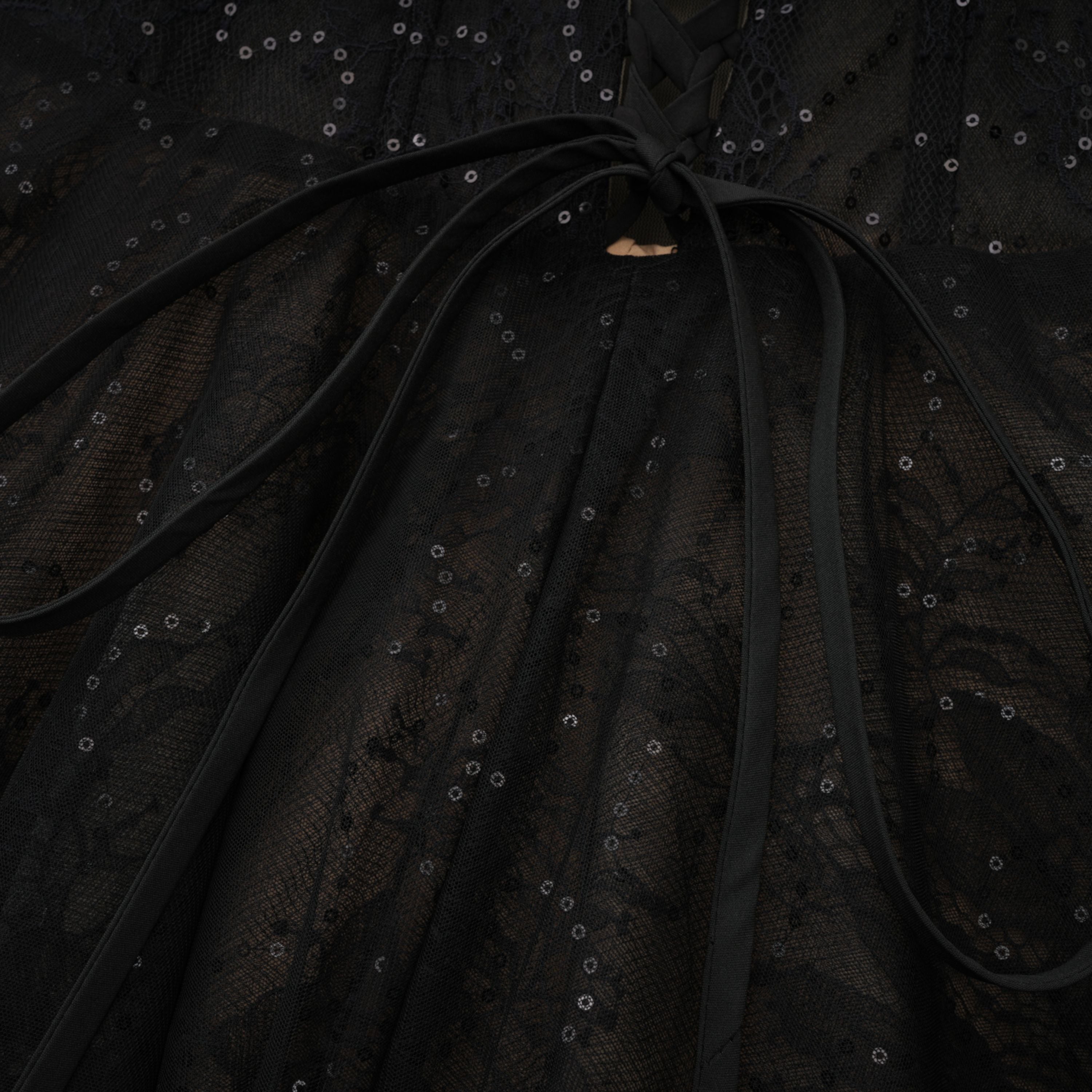 فستان طويل من الدانتيل مع مشد من Celina