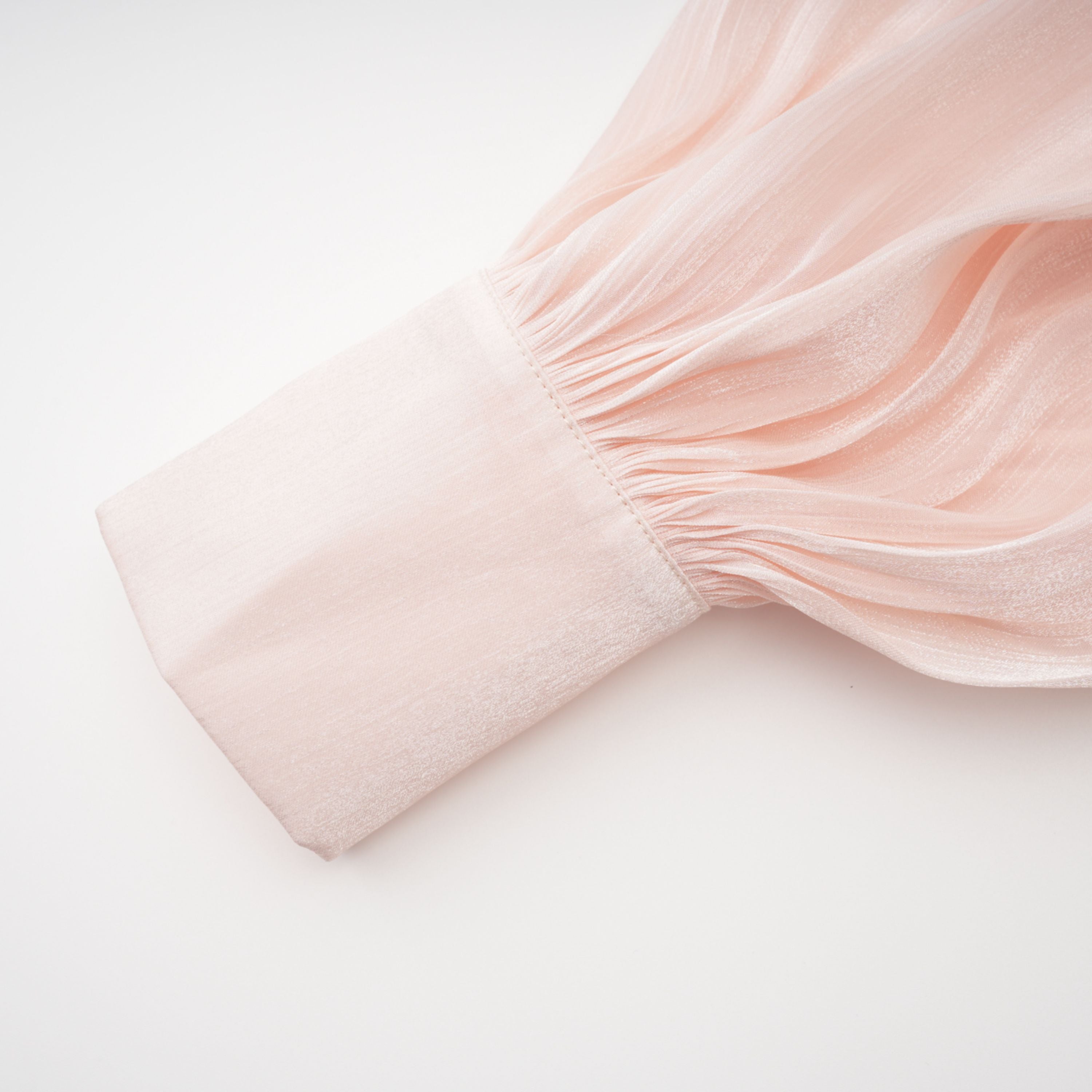 طقم رداء ورداء لامع باللون الوردي من Bernice