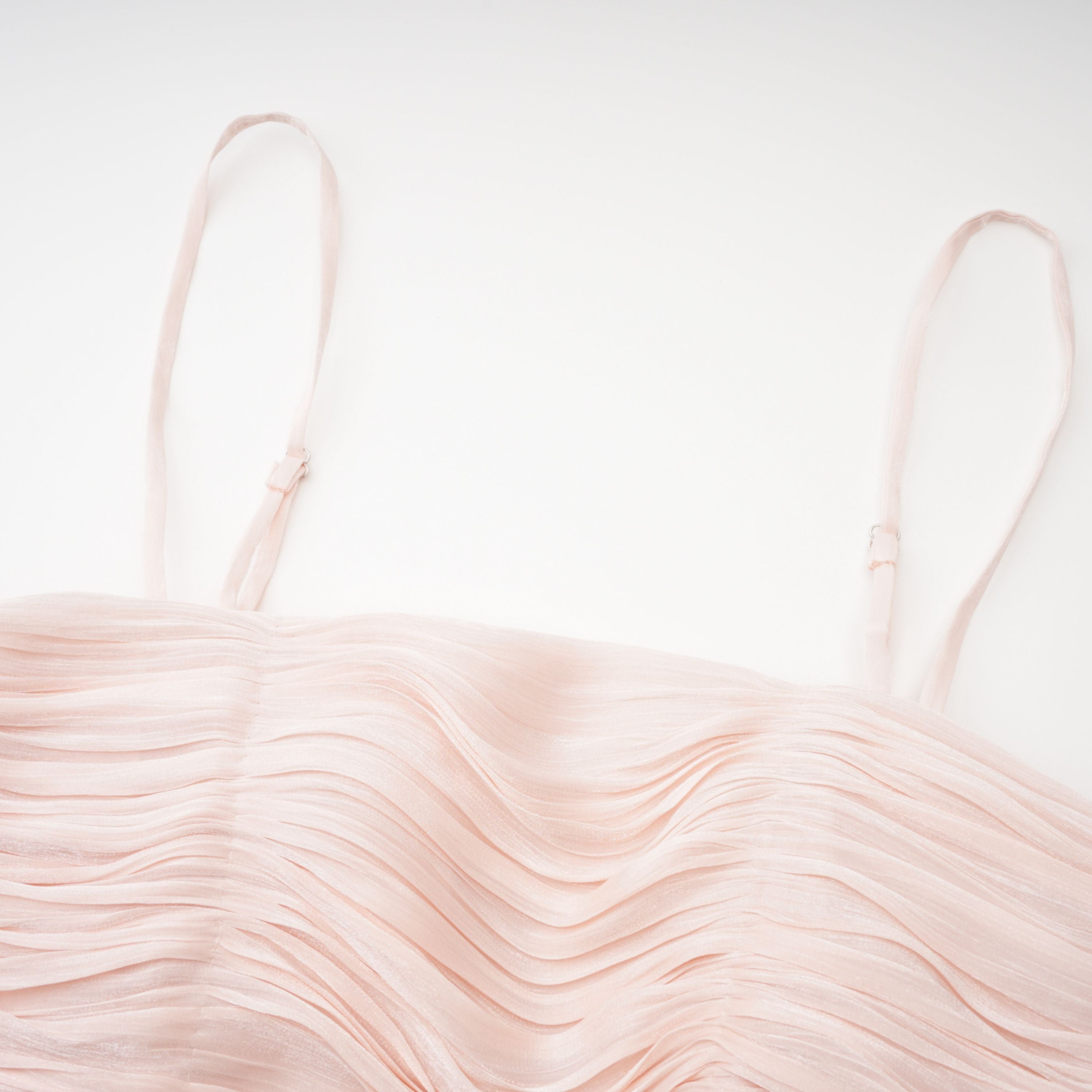 طقم رداء ورداء لامع باللون الوردي من Bernice