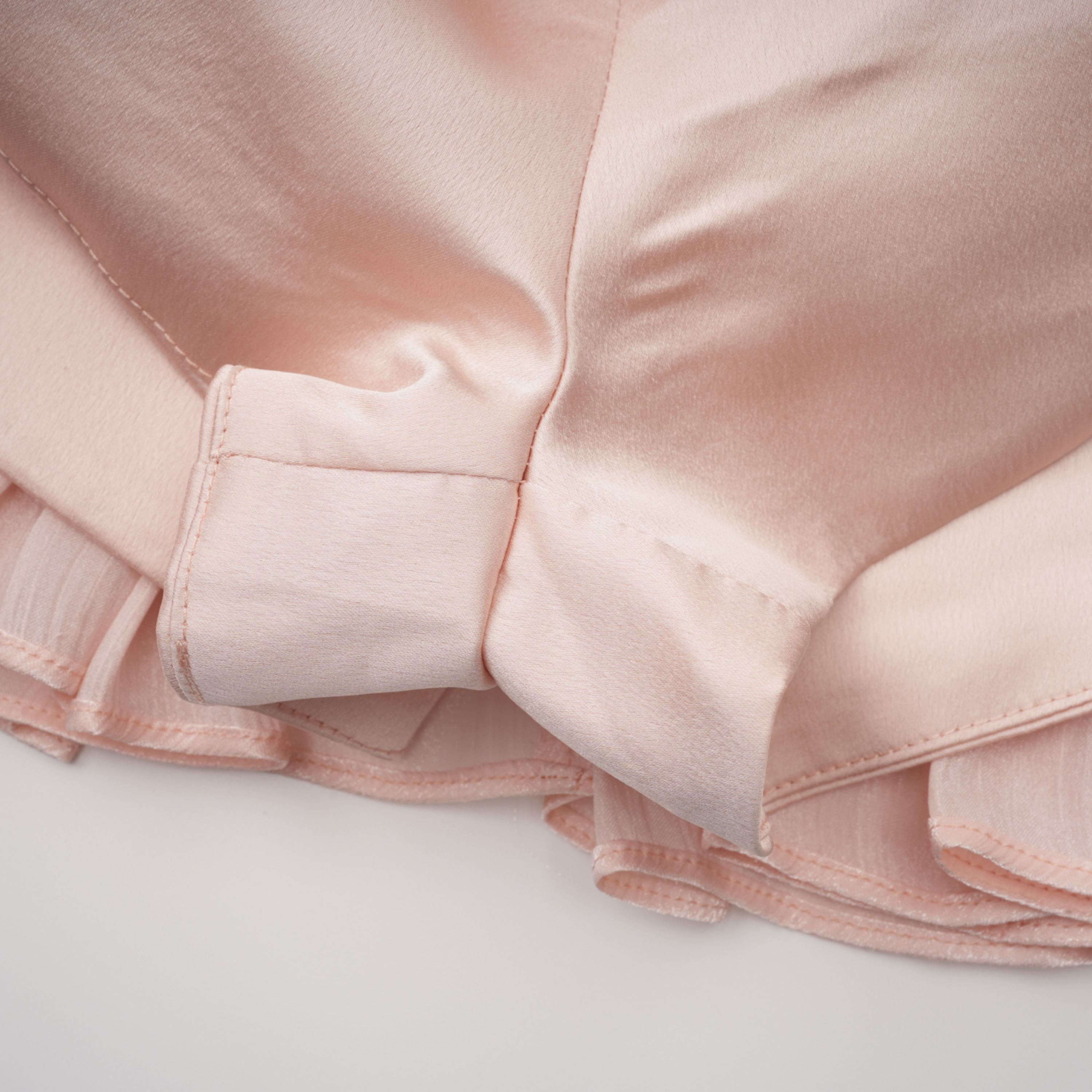 طقم رداء ورداء لامع باللون الوردي من Bernice