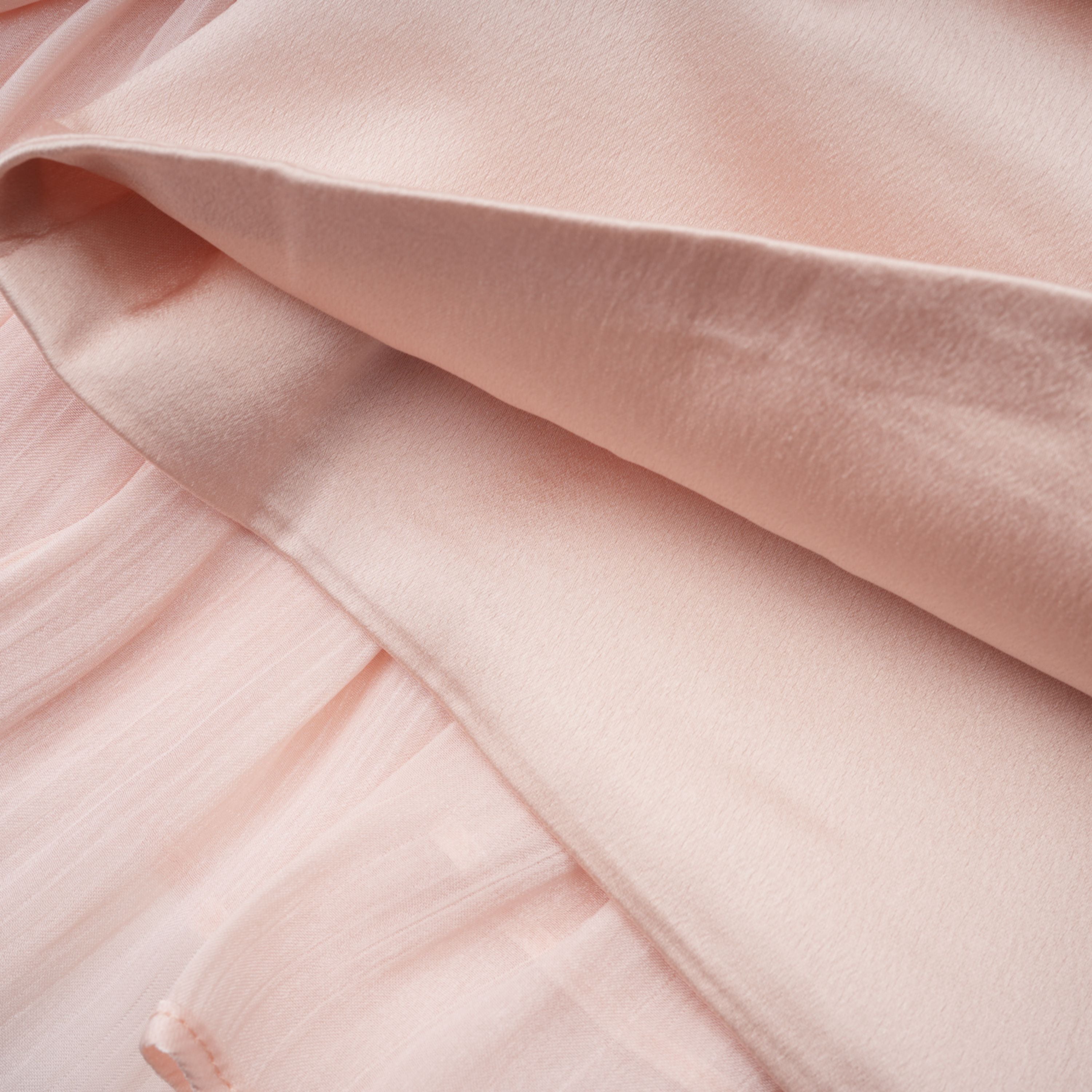 طقم رداء ورداء لامع باللون الوردي من Bernice