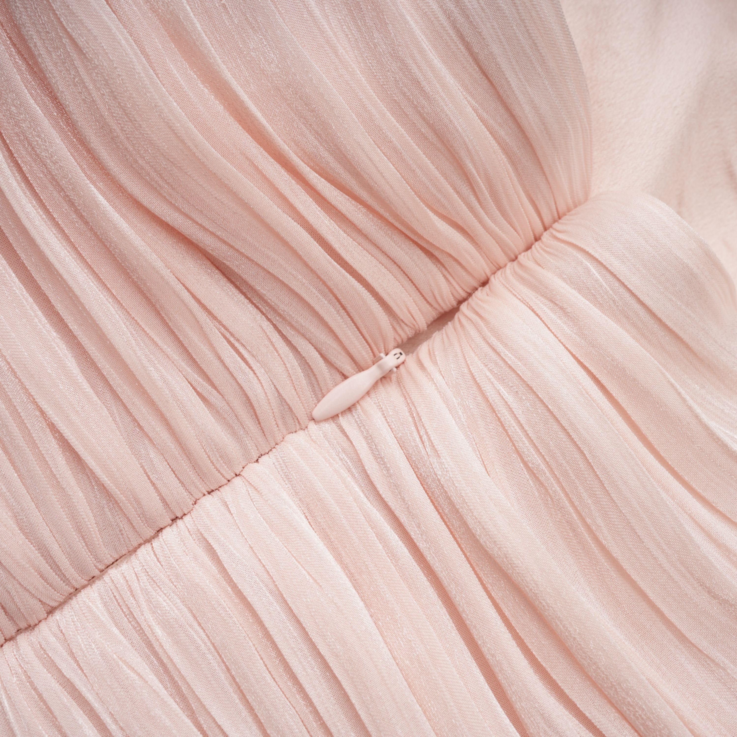 طقم رداء ورداء لامع باللون الوردي من Bernice