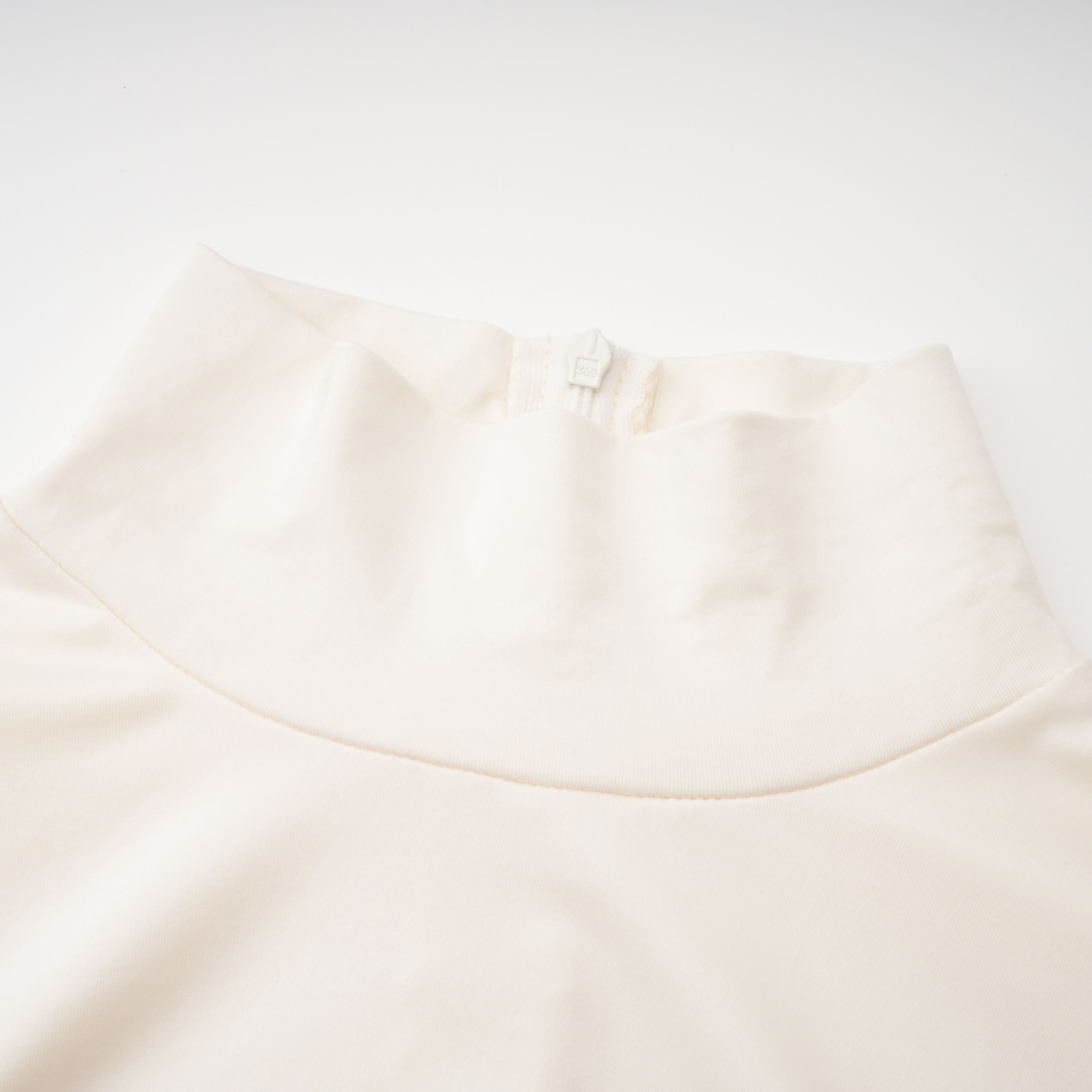 فستان طويل مزين بزخارف من هارييت وايت