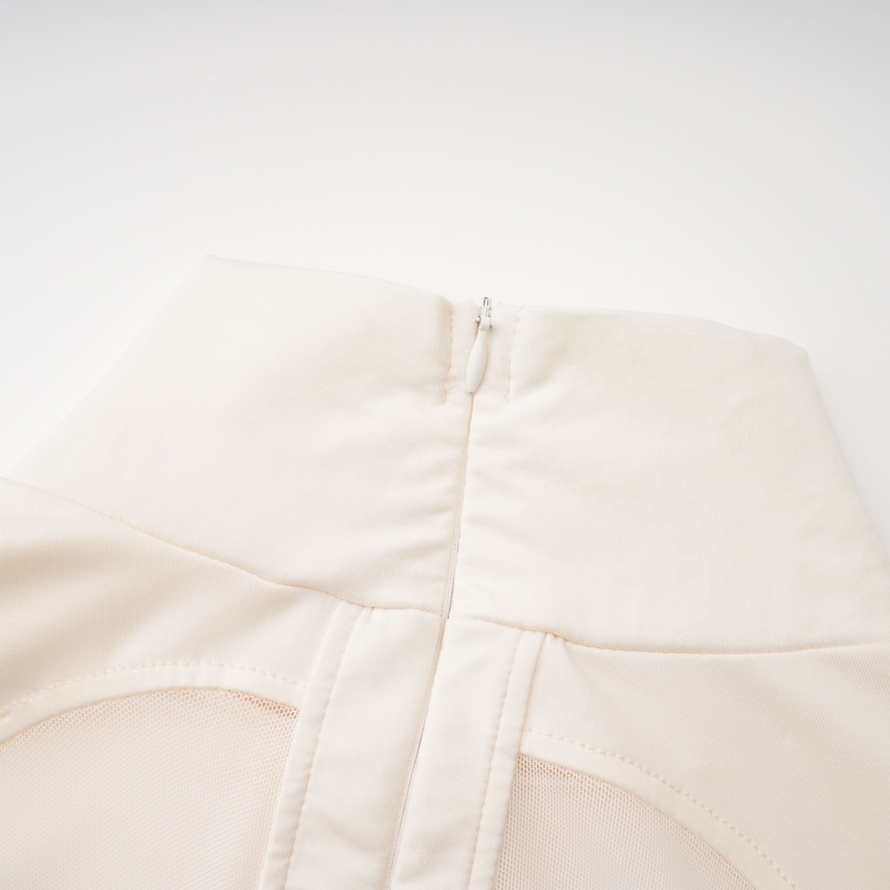 فستان طويل مزين بزخارف من هارييت وايت