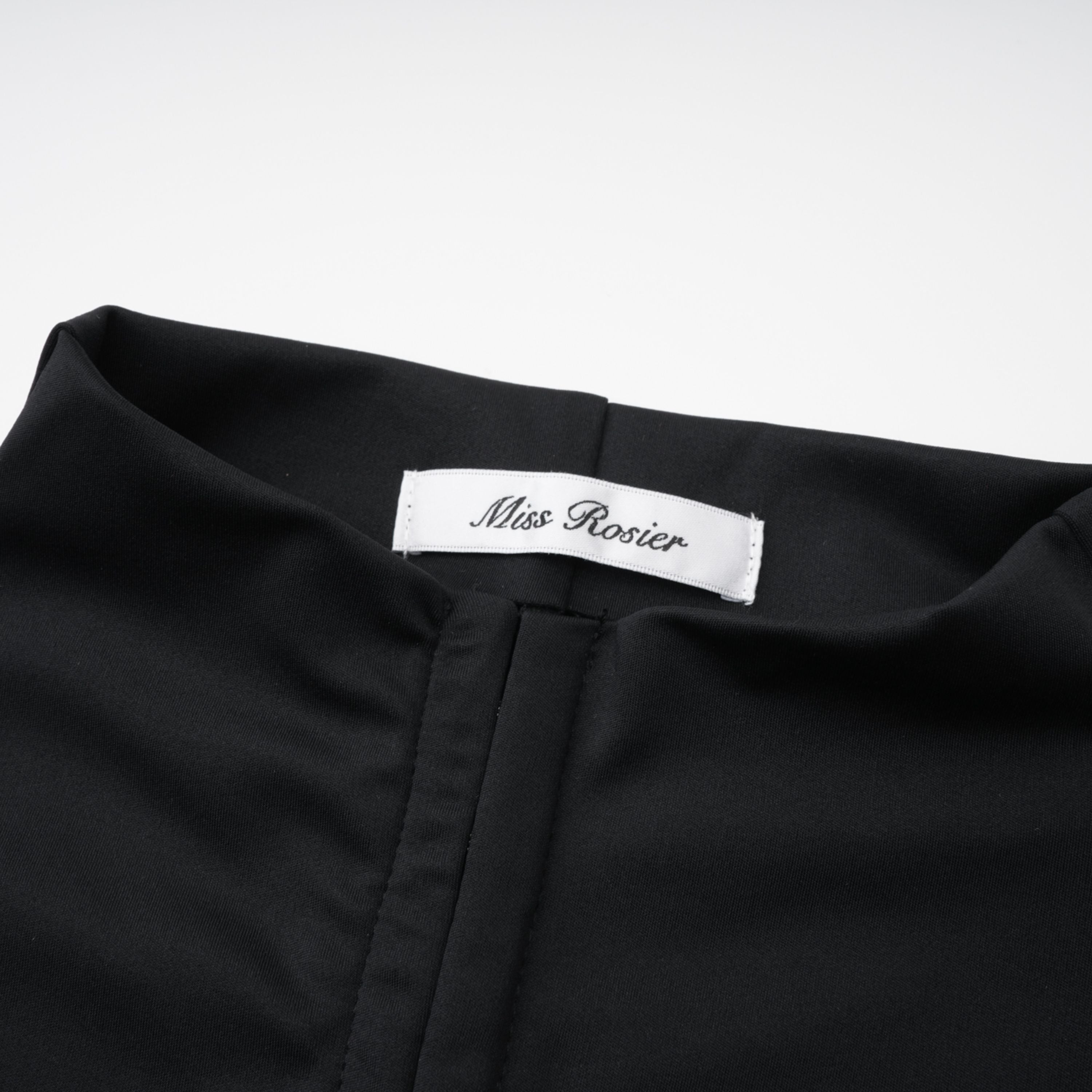 فستان طويل أسود برقبة عالية وفتحة كبيرة