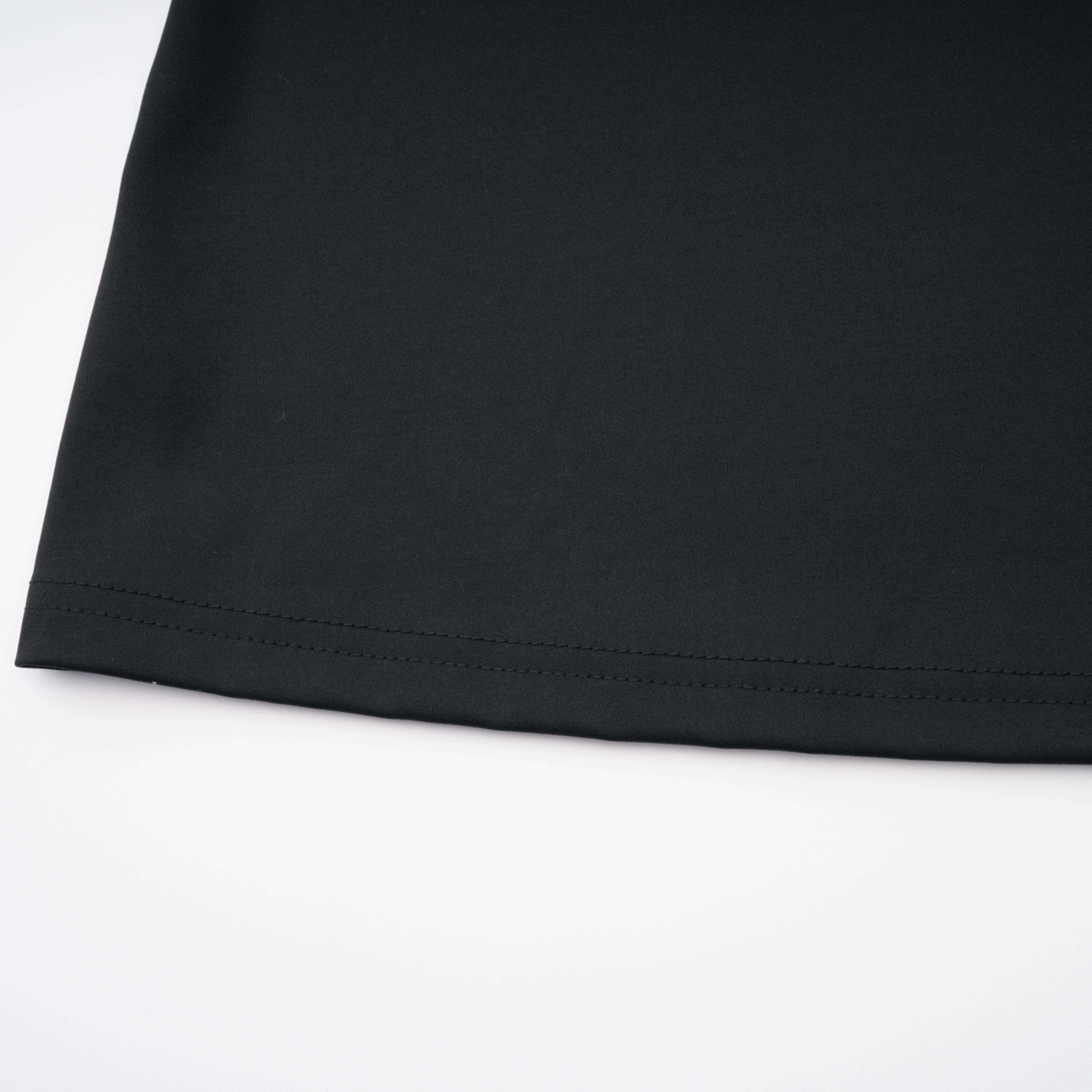 فستان طويل أسود برقبة عالية وفتحة كبيرة