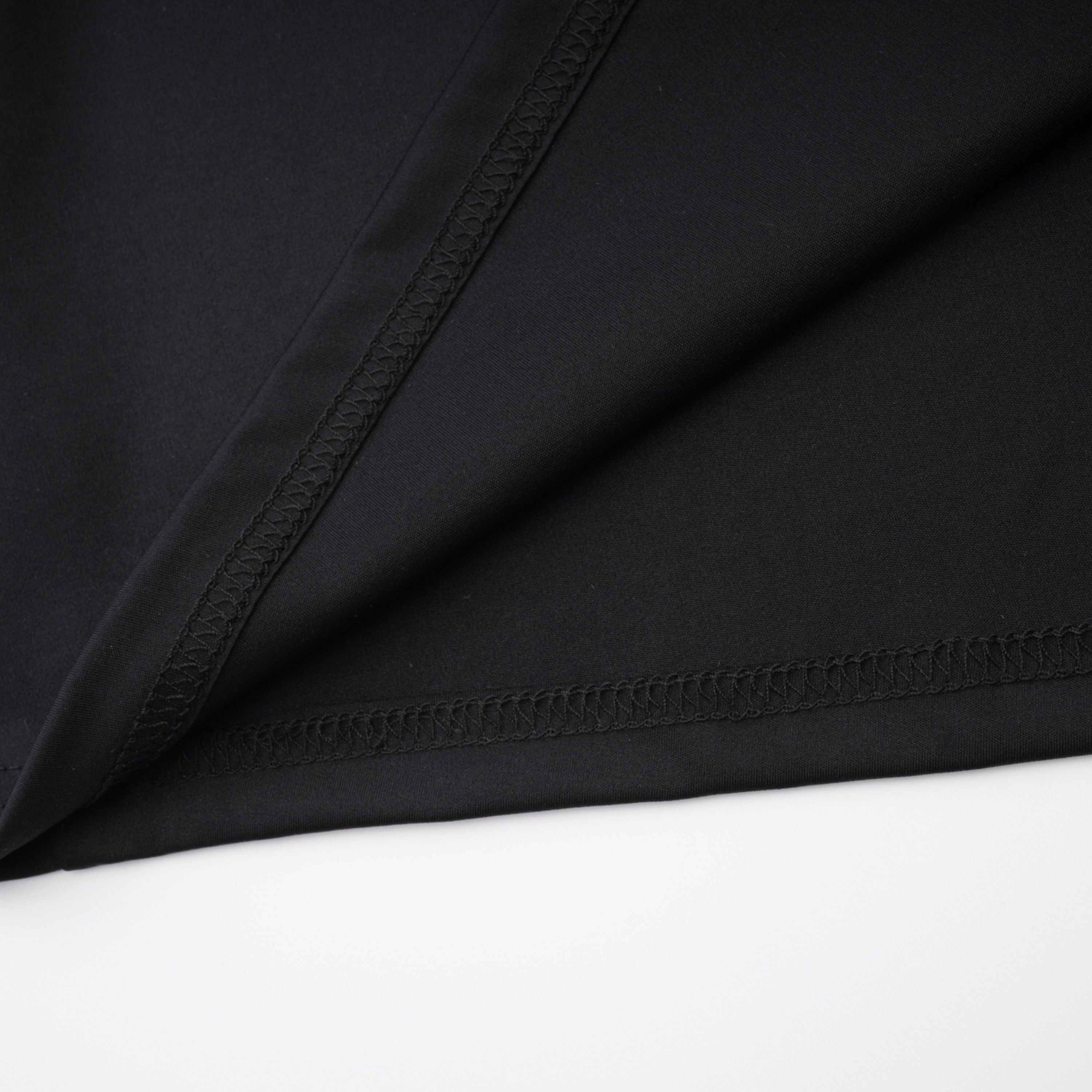 فستان طويل أسود برقبة عالية وفتحة كبيرة