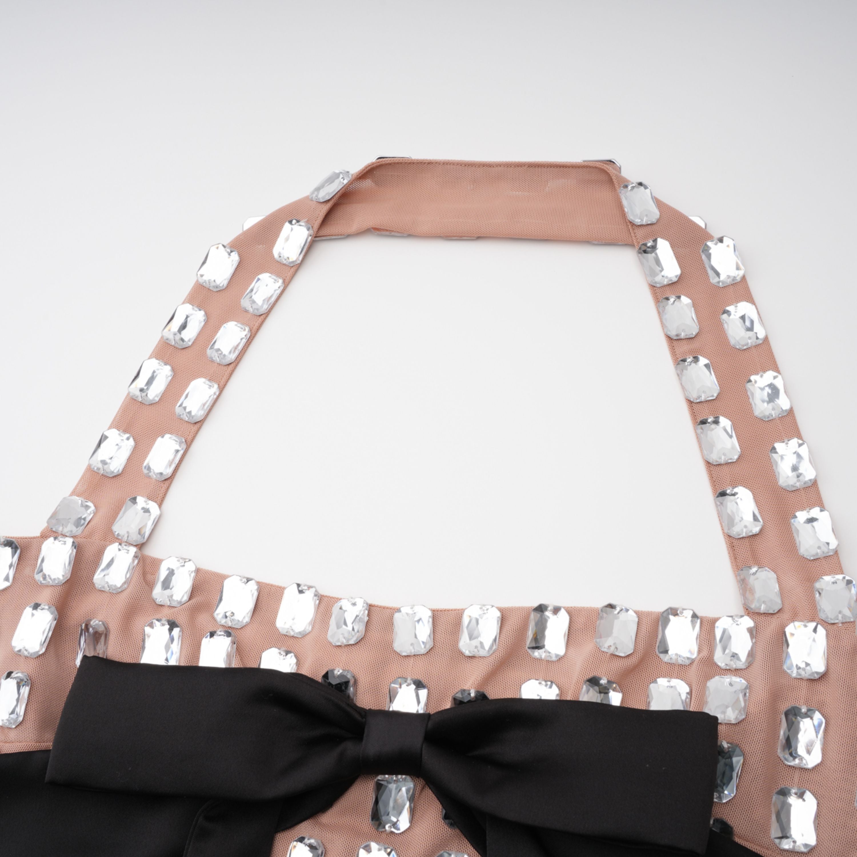 فستان قصير من جوستينا سيلفر برقبة حلقية وعقدة في الأمام ومزين بالكريستال