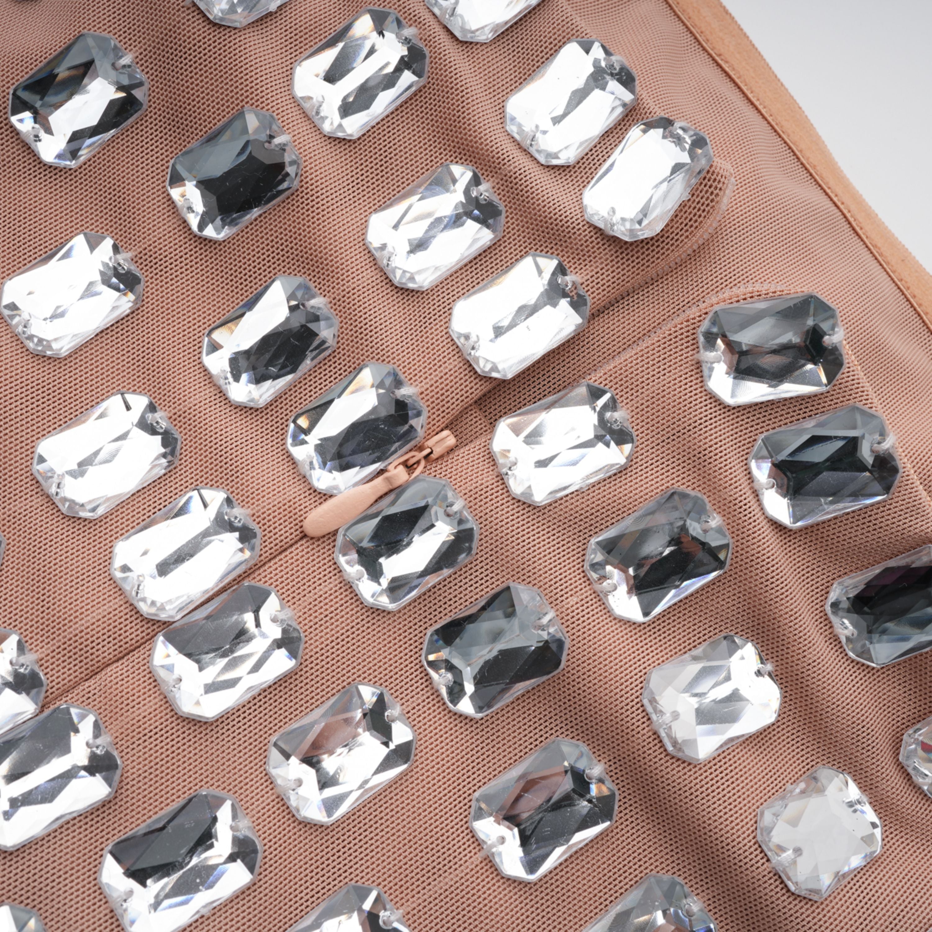 فستان قصير من جوستينا سيلفر برقبة حلقية وعقدة في الأمام ومزين بالكريستال