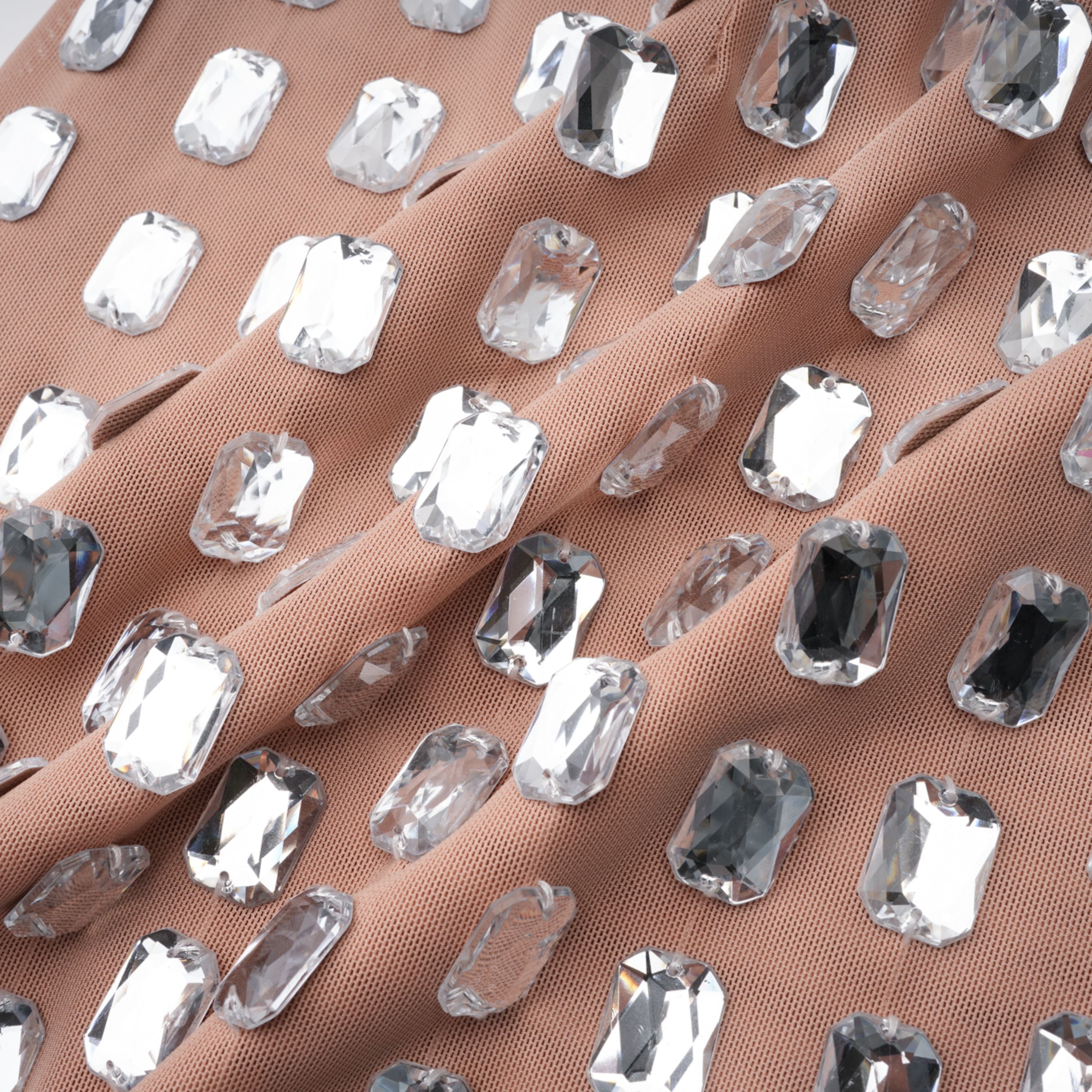 فستان قصير من جوستينا سيلفر برقبة حلقية وعقدة في الأمام ومزين بالكريستال