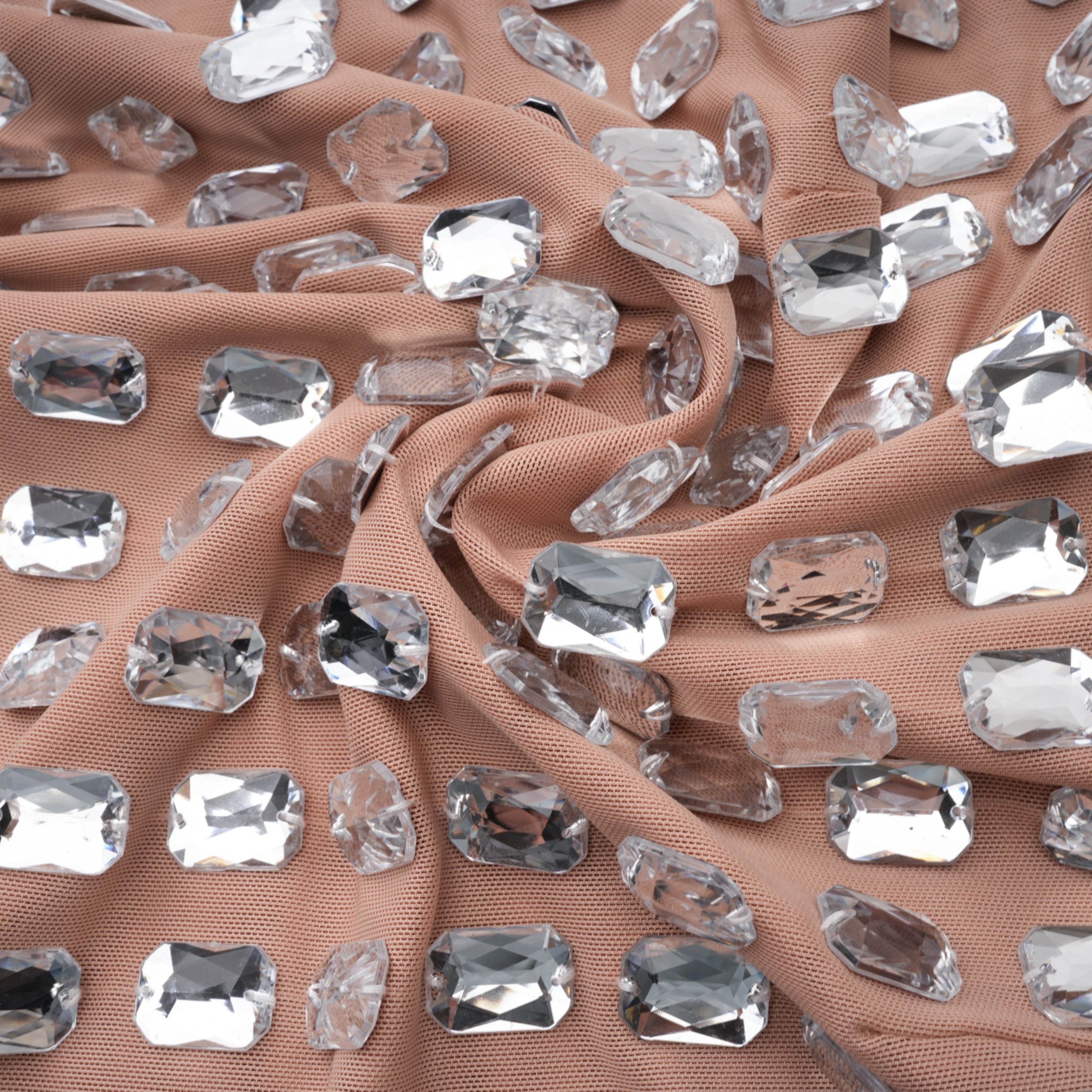 فستان قصير من جوستينا سيلفر برقبة حلقية وعقدة في الأمام ومزين بالكريستال