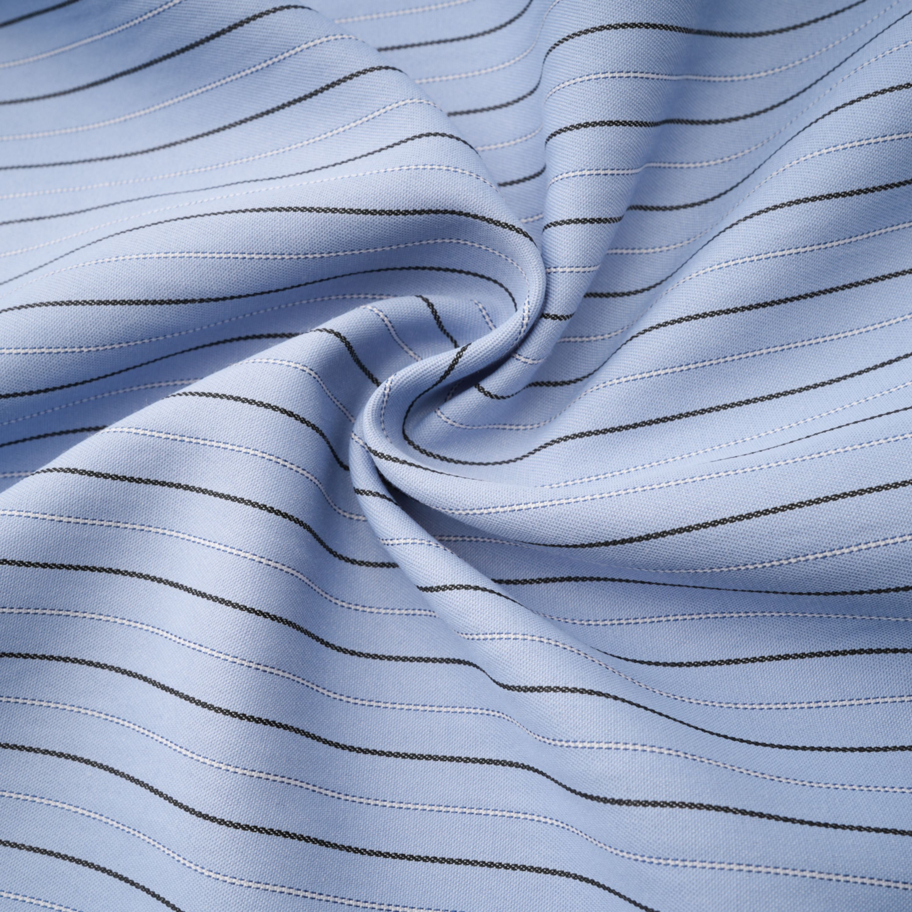 قميص تورهيلد أزرق ثلاثي الأبعاد بزخارف بتلات وخطوط رفيعة