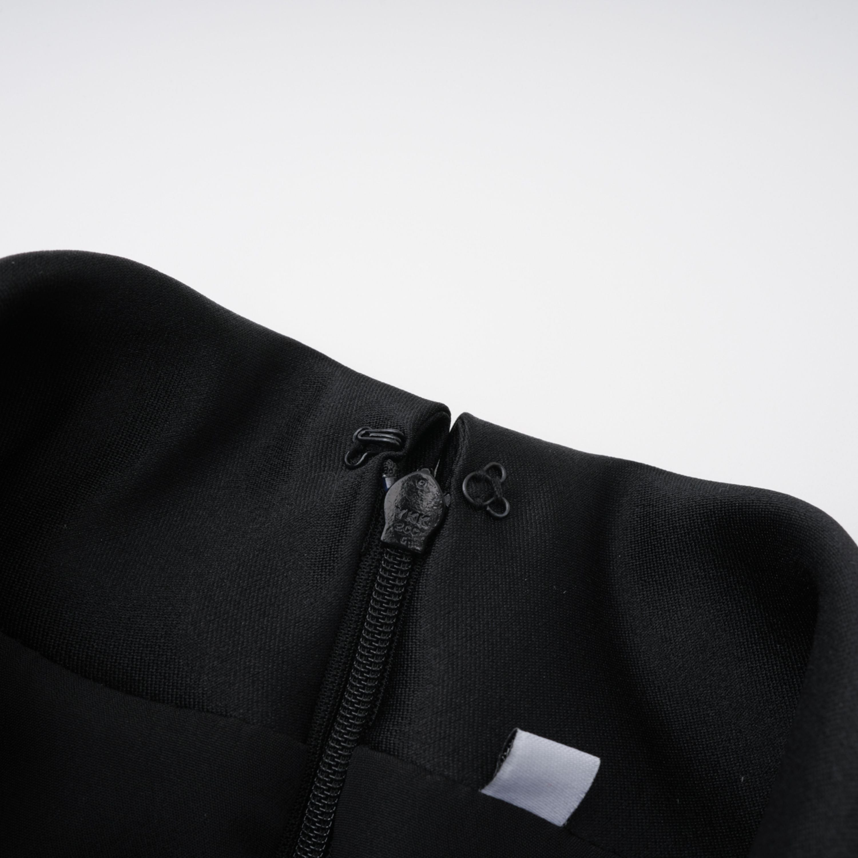 فستان ميدي من التويد برقبة عالية من Lorelei Black