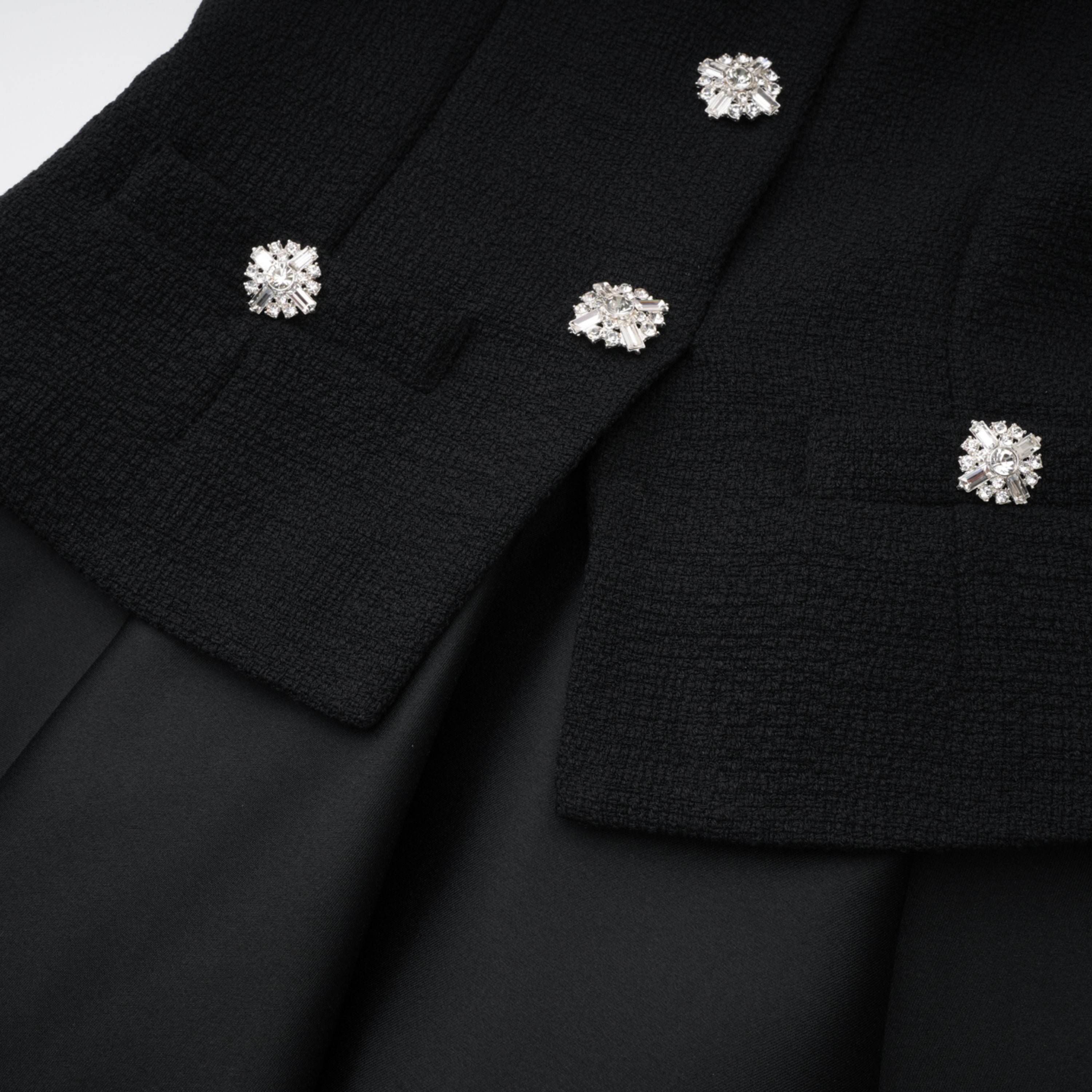 فستان ميدي من التويد برقبة عالية من Lorelei Black