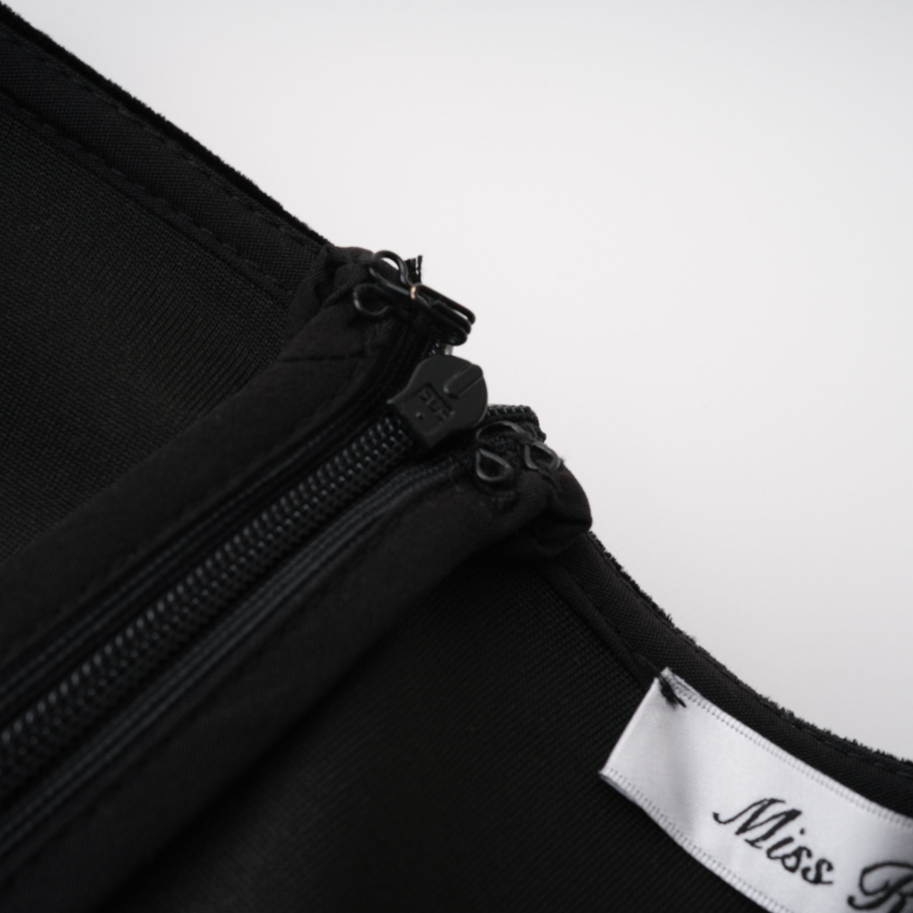 فستان طويل من المخمل المزخرف