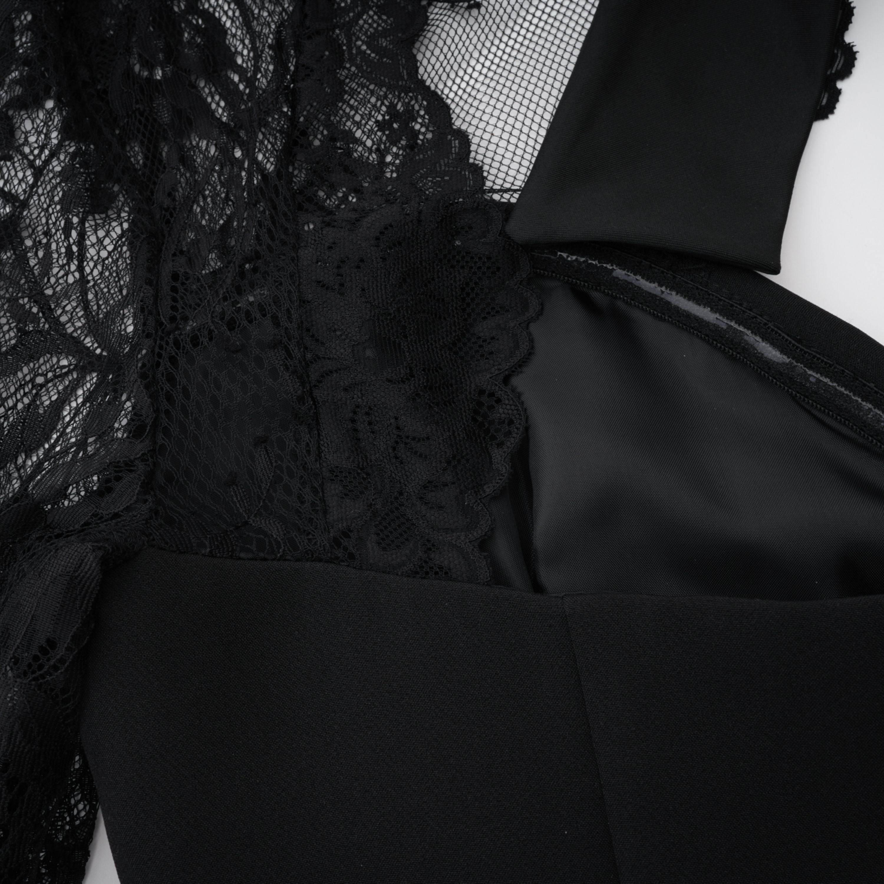 فستان طويل من Quitterie بقطعة من الدانتيل الأسود