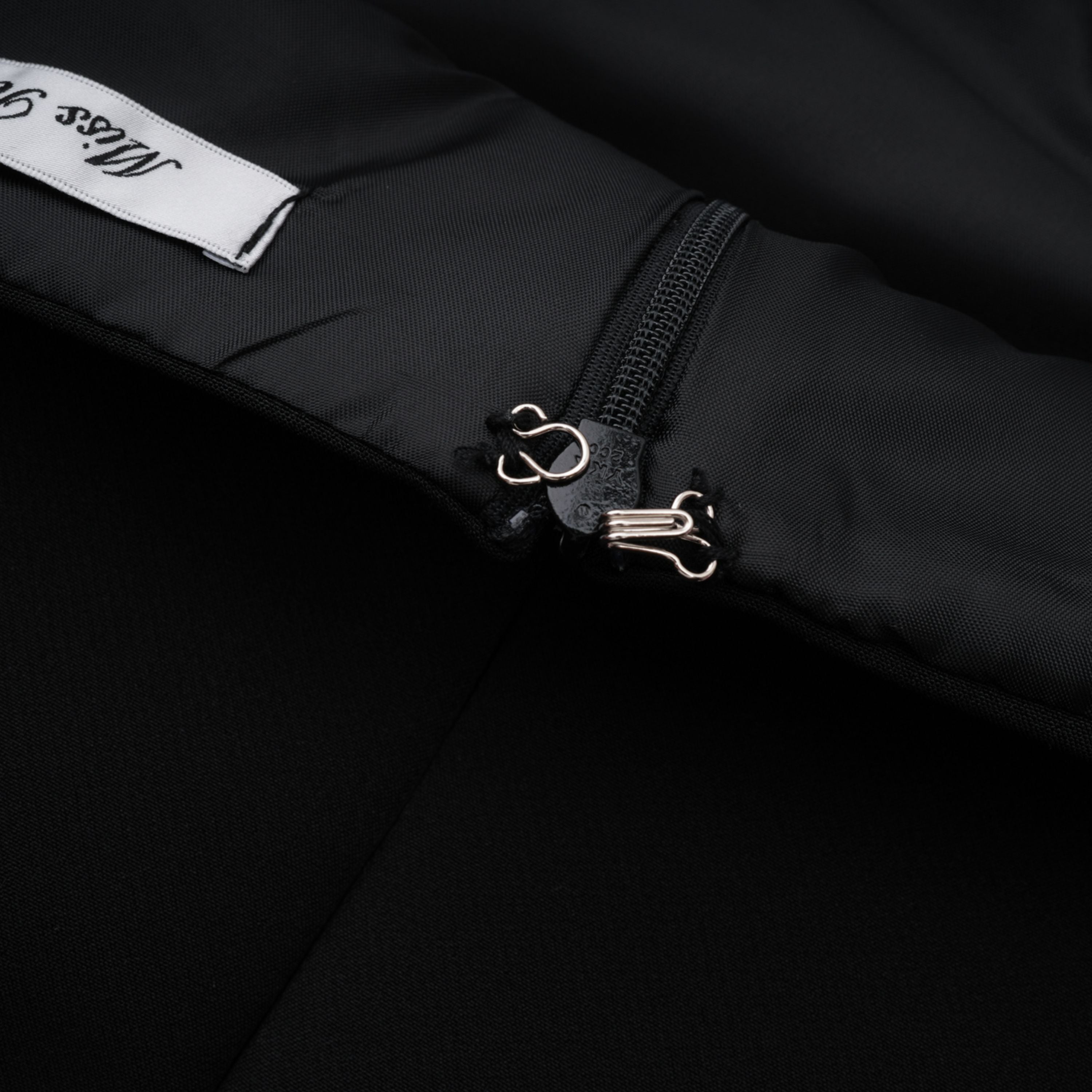 فستان طويل من Quitterie بقطعة من الدانتيل الأسود