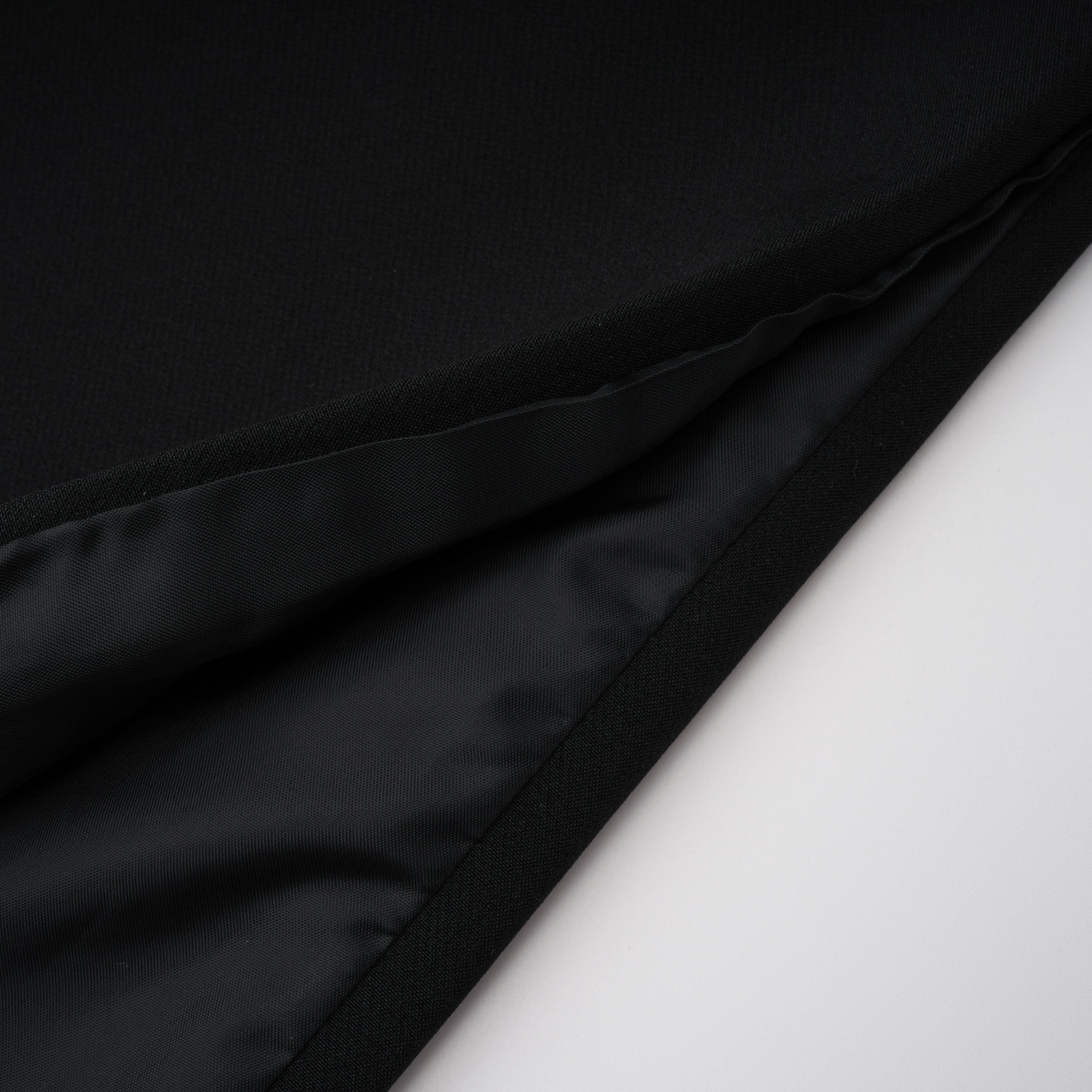 فستان طويل من Quitterie بقطعة من الدانتيل الأسود